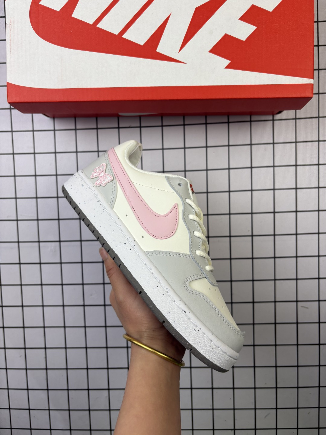 🈴💰80
耐克（NIKE）女子运动鞋 COURT BOROUGH LOW 小空军低帮板鞋。1.其皮革材质的鞋面结合网眼鞋舌，在出众外观与质感的同时提供稳固支撑，并且提升透气性。弹力鞋垫，耐穿舒适，增加缓震性能。2.耐克COURT也是耐克性价比比较高的鞋款，COURT鞋型很像AJ1LOW，鞋底很像AF1，当然还是有差别的，毕竟产品用料，定位都不一样，性价比来说还是不错的选择。3.这鞋子加上外底采用扭转点设计，流畅启停，灵活抓地;鞋身有着耐克logo标志，展现品牌价值。

类型：女鞋
货号：DV5456-300
码数：35-40含半码
编码: 117
