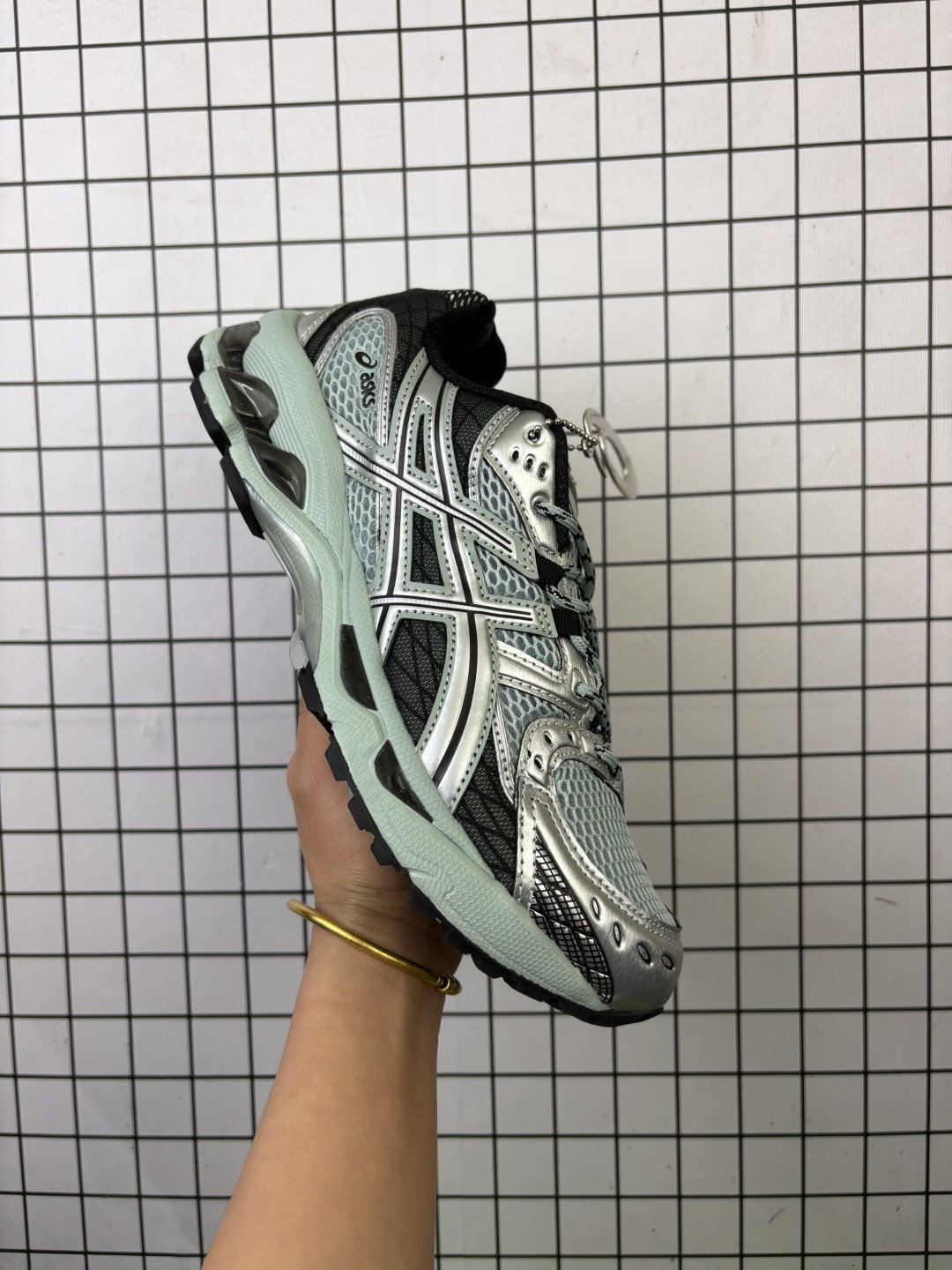 💰140
Asics GEL-NIMBUS 10.1亚瑟士经典跑鞋 如今机能风和户外风吹得正劲，便是主打“Urban Outdoor机能越野风格”，城市和户外场景都能轻松应对。关键是跑鞋的颜值也很高1203A543 
编码：306
 Size:36～45
