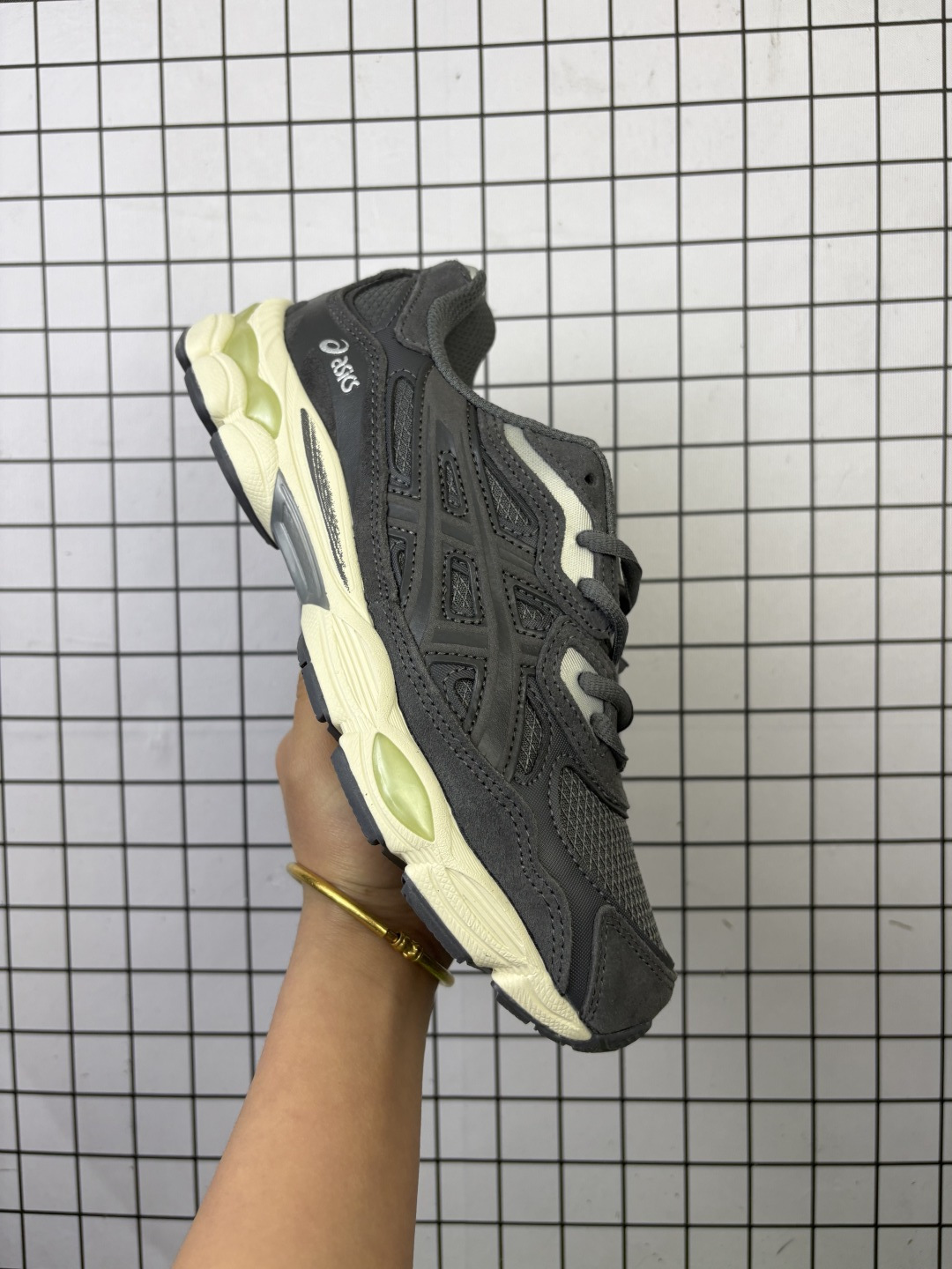 💰125
✅Asics Gel-NYC 复古单品
ASICS亚瑟士宣布推出全新鞋款GEL-NYC,其设计灵感来源于GEL-NIMBUS 3,GEL-MC PLUS V 和 GEL-CUMULUS 16 这些往日经典鞋款。而在原有设计的启发之上,此次鞋款采用更贴合当今潮流趋势的材料和创新技术,展现出纽约充满活力的都市精神。2000 年代初期 ASICS亚瑟士的多个经典款跑鞋款式,融合纽约市富有朝气活力的城市精神气质,共同成就了GEL-NYC系列在鞋面和配色上的创造力。该鞋款在开发初期便以GEL-NIMBUS 3为蓝本,并将GEL-MC PLUS V 鞋面的各类装饰融合于其中。ASICS 亚瑟士设计团队从而得以重构经典鞋款,为其带来崭新的设计呈现,创造色彩拼接上的更多可能性。此次GEL-NYC系列配色采用了柔和却富有张力的黑色加泥灰色、奶油色加深灰色,真实还原了纽约的城市地标形象。ASICS亚瑟士承袭过往经典,创造当下新生,将多个标志性跑鞋设计细节重构再造,成就了GEL-NYC这一极具现代风格的混搭之作
尺码：36 37 37.5 38 39.5 40 40.5 41.5 42 42.5 43.5 44 45 
编码688