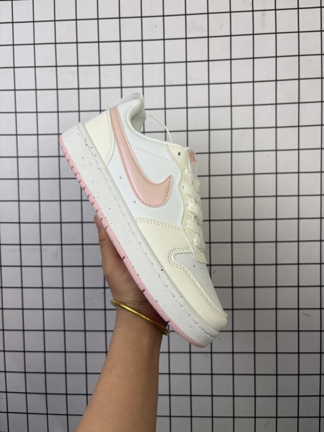 💰80
耐克（NIKE）女子运动鞋 COURT BOROUGH LOW 小空军低帮板鞋。1.其皮革材质的鞋面结合网眼鞋舌，在出众外观与质感的同时提供稳固支撑，并且提升透气性。弹力鞋垫，耐穿舒适，增加缓震性能。2.耐克COURT也是耐克性价比比较高的鞋款，COURT鞋型很像AJ1LOW，鞋底很像AF1，当然还是有差别的，毕竟产品用料，定位都不一样，性价比来说还是不错的选择。3.这款鞋子加上外底采用扭转点设计，流畅启停，灵活抓地;鞋身有着耐克logo标志，展现品牌价值。

类型：女鞋
货号：DV5456-300
码数：35-40含半码
编码: 149