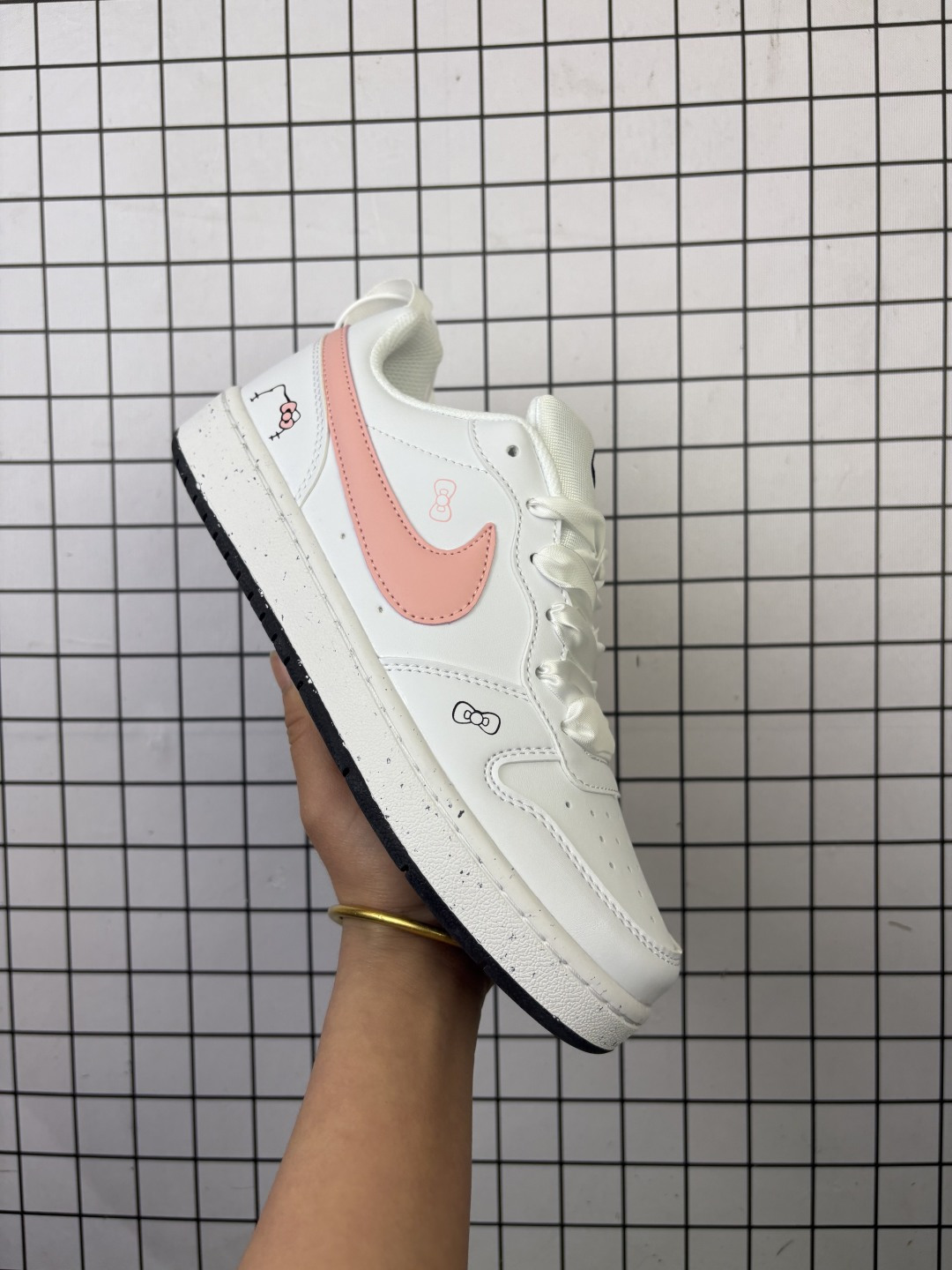 💰80
耐克（NIKE）女子运动鞋 COURT BOROUGH LOW 小空军低帮板鞋。1.其皮革材质的鞋面结合网眼鞋舌，在出众外观与质感的同时提供稳固支撑，并且提升透气性。弹力鞋垫，耐穿舒适，增加缓震性能。2.耐克COURT也是耐克性价比比较高的鞋款，COURT鞋型很像AJ1LOW，鞋底很像AF1，当然还是有差别的，毕竟产品用料，定位都不一样，性价比来说还是不错的选择。3.这款鞋子加上外底采用扭转点设计，流畅启停，灵活抓地;鞋身有着耐克logo标志，展现品牌价值。

类型：女鞋
货号：DV5456-300
码数：35-40含半码
编码: 149