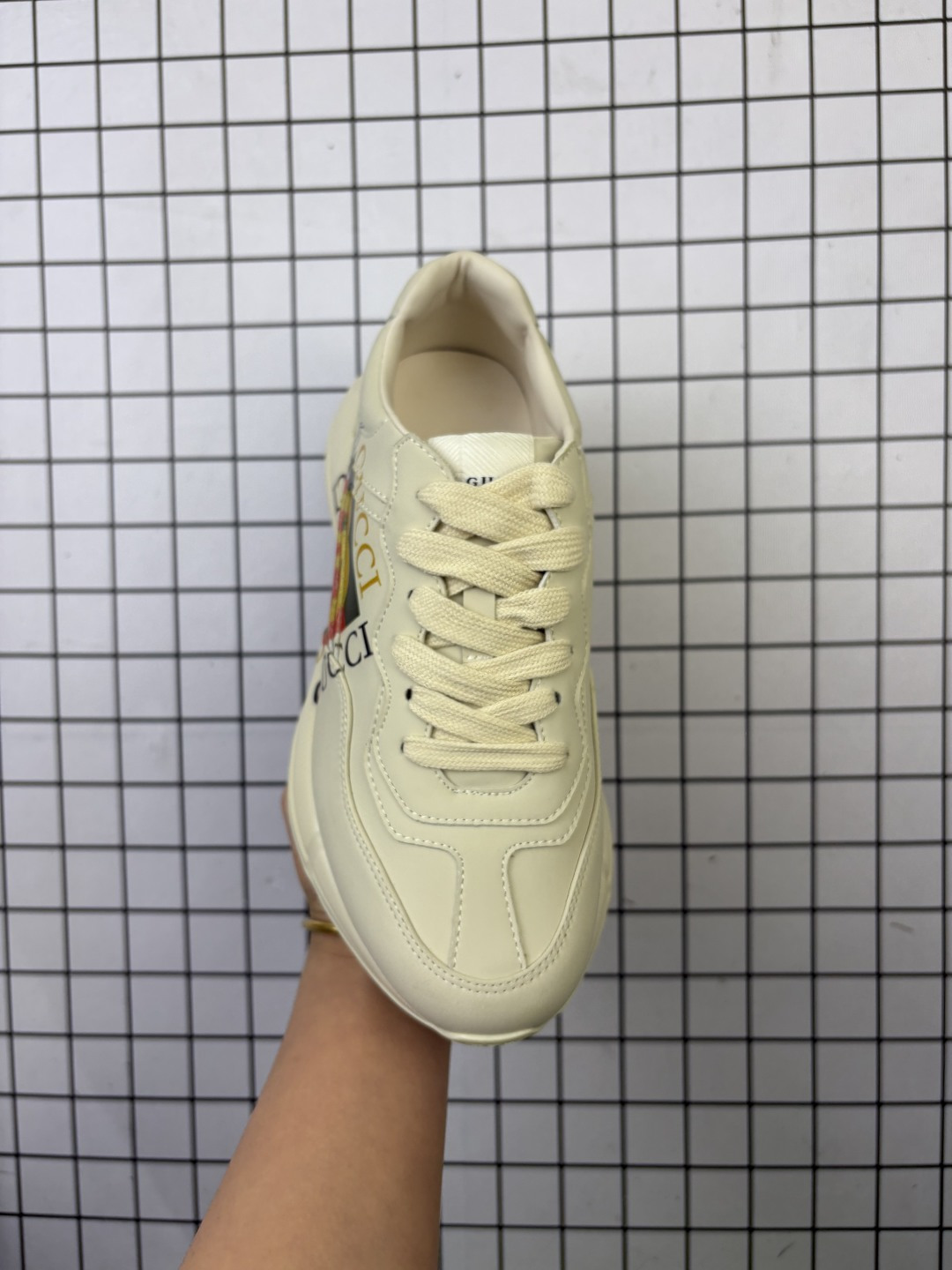 💰170 公司级✅意大利时装奢饰品牌·古驰Gucci Rhyton Vintage 角状系列低帮复古厚底老爹风休闲运动鞋“象牙白长条绿红印花”500877 DRW00 9522 尺码:35-44 编码凡K 产品细节 运动鞋采用厚实鞋底和沉稳结构的设计,以彰显复古风格,皮革经过精心处理,营造古旧效果。象牙色皮革经过处理,带有古旧效果 背面鞋底上压印Gucci标识 橡胶鞋底 5厘米