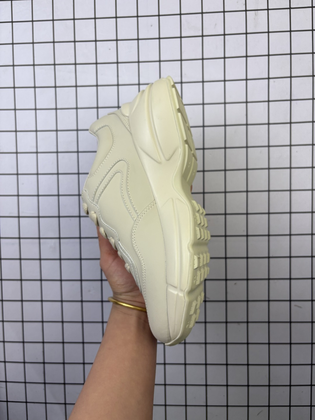 💰170 公司级✅意大利时装奢饰品牌·古驰Gucci Rhyton Vintage 角状系列低帮复古厚底老爹风休闲运动鞋“象牙白长条绿红印花”500877 DRW00 9522 尺码:35-44 编码凡K 产品细节 运动鞋采用厚实鞋底和沉稳结构的设计,以彰显复古风格,皮革经过精心处理,营造古旧效果。象牙色皮革经过处理,带有古旧效果 背面鞋底上压印Gucci标识 橡胶鞋底 5厘米