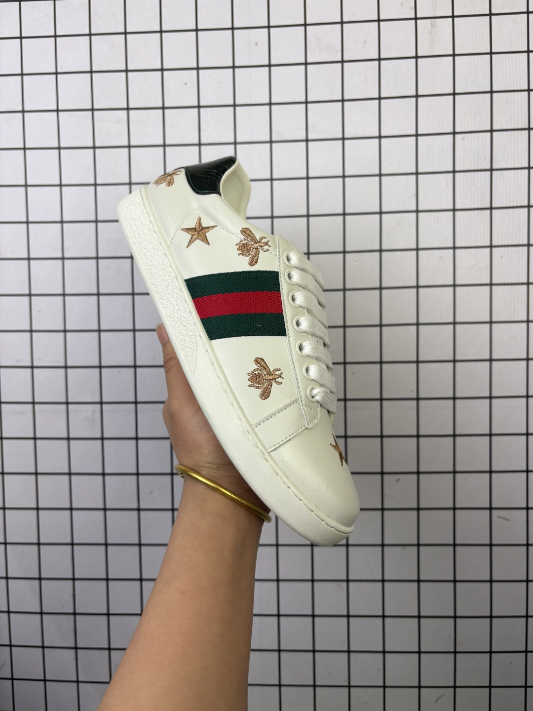 💰140
GUCCI/古驰 采用软感磨砂小牛皮及纯棉提花布鞋面材质,正确抓绒毛巾绒内里及头层皮革灌塑PU乳胶脚垫,外置做旧效果双层TPU防变形橡胶大底❗️意大利时装奢饰品牌·古驰Gucci Screener GG Sneaker Low 经典原型系列复古百搭老爹休闲板鞋 429466
类型:男女鞋
码数:35 36 37 38 39 40 41 42 43 44
编码凡K