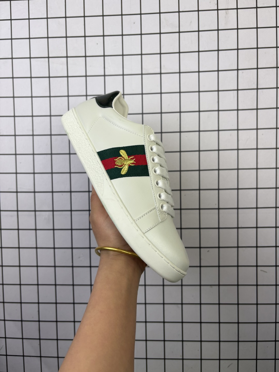 💰140
GUCCI/古驰 采用软感磨砂小牛皮及纯棉提花布鞋面材质,正确抓绒毛巾绒内里及头层皮革灌塑PU乳胶脚垫,外置做旧效果双层TPU防变形橡胶大底❗️意大利时装奢饰品牌·古驰Gucci Screener GG Sneaker Low 经典原型系列复古百搭老爹休闲板鞋 429466
类型:男女鞋
码数:35 36 37 38 39 40 41 42 43 44
编码凡K