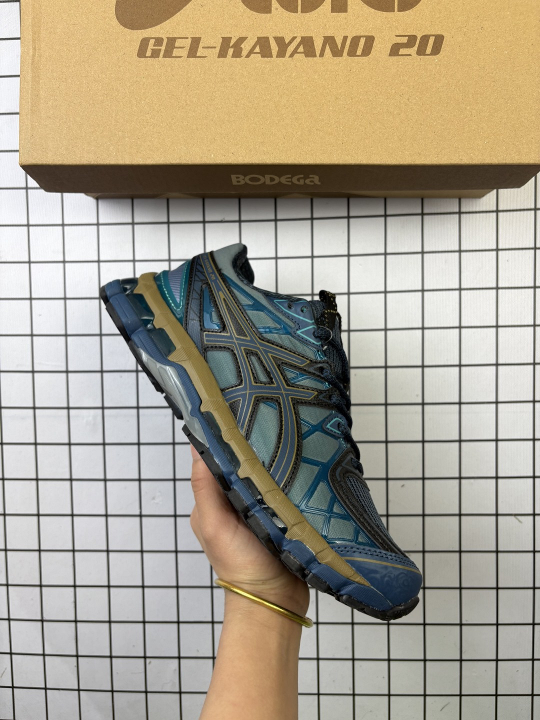 🈴💰150
【新品🔥公司级】亚瑟士(ASICS)2025年男女同款GEL-KAYANO 20休闲鞋 老爹运动跑步鞋1203A388-020。KAYANO 20 作为系列20周年纪念款,采用了最新的 ASICS FluidRide 和FluidFit 技术实现升级换代。设计上更加轻量化,鞋面之中运用的FluidFit™ 技术采用的可多向拉伸网布,创造出手套般的贴合感,新加入的弹性支撑条可以增强包裹性,帮助更好地支撑足部完成步伐的转换;中底设计上加入了最新的FluidRide 材质,在减轻重量的同时提升了反弹力;新SpEVA 中底结合外骨骼离合缓冲装置,实现更佳的稳定性,步伐效率更高;缓震方面,将经典的GEL胶在前掌的分布数量增加到了4个并将其向足弓位置拉回,更加符合实际跑步时候的受力点分布。
尺码: 40-45
编码: 489