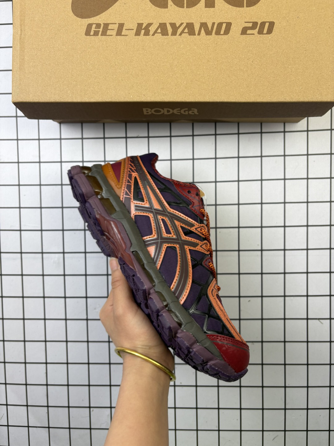 🈴💰150
【新品🔥公司级】亚瑟士(ASICS)2025年男女同款GEL-KAYANO 20休闲鞋 老爹运动跑步鞋1203A388-020。KAYANO 20 作为系列20周年纪念款,采用了最新的 ASICS FluidRide 和FluidFit 技术实现升级换代。设计上更加轻量化,鞋面之中运用的FluidFit™ 技术采用的可多向拉伸网布,创造出手套般的贴合感,新加入的弹性支撑条可以增强包裹性,帮助更好地支撑足部完成步伐的转换;中底设计上加入了最新的FluidRide 材质,在减轻重量的同时提升了反弹力;新SpEVA 中底结合外骨骼离合缓冲装置,实现更佳的稳定性,步伐效率更高;缓震方面,将经典的GEL胶在前掌的分布数量增加到了4个并将其向足弓位置拉回,更加符合实际跑步时候的受力点分布。
尺码: 40-45
编码: 489