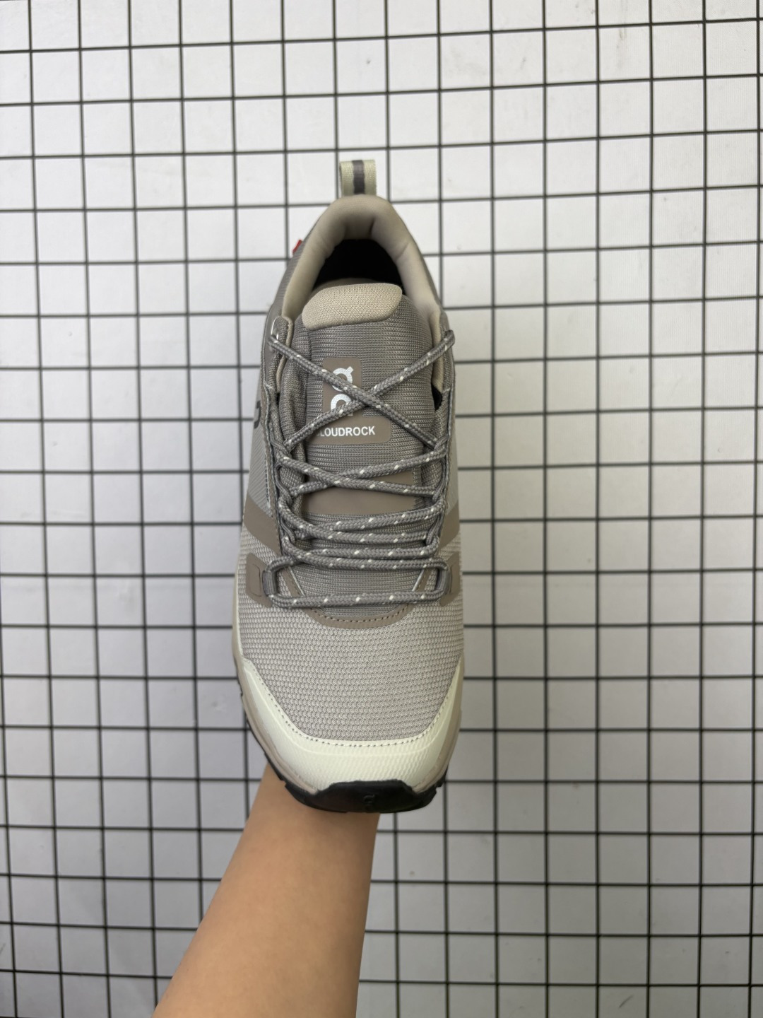 💰120
✅Cloudsurfer 全新综合体能训练运动鞋Cloud X 舒适乐趣跑,缓震、轻量
On昂跑上演中底“变形计” ,打破传统格局缔造柔软脚感。
On昂跑对于值友来说已经是个相对熟悉的品牌了,旗下的经典款Cloud X兼具稳健敏捷、功能多面,轻量脚感和灵活反馈等优点,是健身爱好者最喜欢的鞋履产品之一。2022年首发的超厚底怪兽跑鞋Cloudmonster,加载最大的Cloudtec模块,柔软的缓震和强力的回弹体验,也让他一战成名,进入大体重运动爱好者和与大众跑者的入门跑鞋心选名单。
货号:3MF10120074
尺码:36 37 38 39 40 41 42 43 44 45
编码698