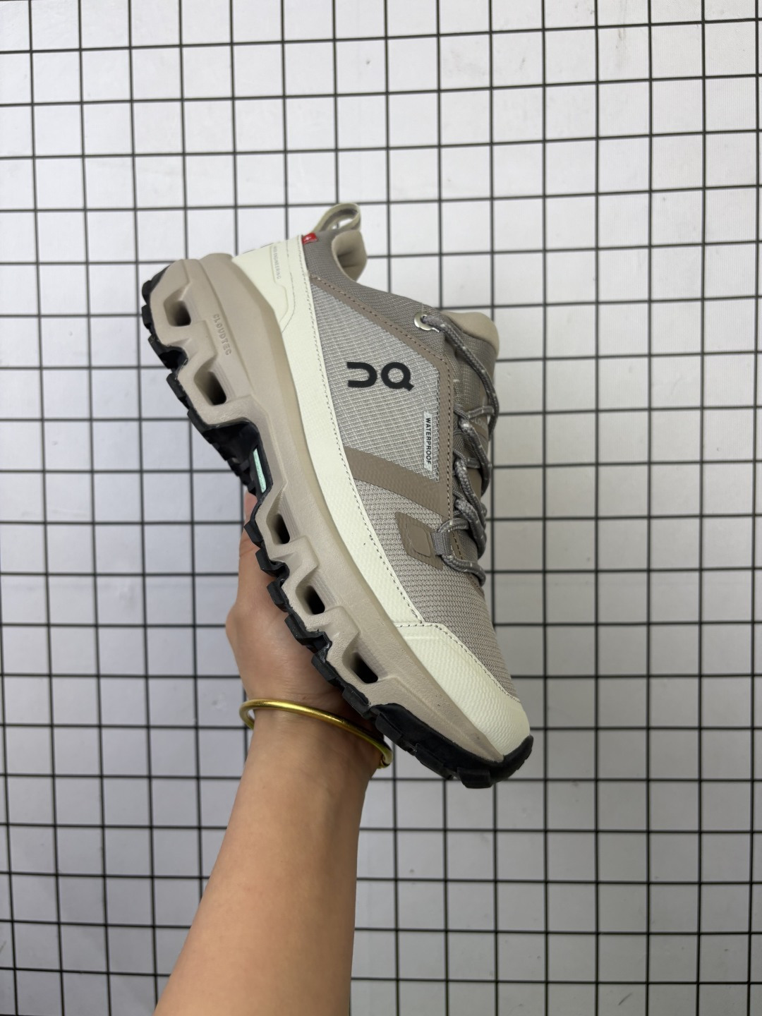 💰120
 ✅Cloudsurfer 全新综合体能训练运动鞋Cloud X 舒适乐趣跑，缓震、轻量
On昂跑上演中底“变形计” ，打破传统格局缔造柔软脚感。
On昂跑对于值友来说已经是个相对熟悉的品牌了，旗下的经典款Cloud X兼具稳健敏捷、功能多面，轻量脚感和灵活反馈等优点，是健身爱好者最喜欢的鞋履产品之一。2022年首发的超厚底怪兽跑鞋Cloudmonster，加载最大的Cloudtec模块，柔软的缓震和强力的回弹体验，也让他一战成名，进入大体重运动爱好者和与大众跑者的入门跑鞋心选名单。
货号：3MF10120074
尺码：36 37 38 39 40 41 42 43 44 45
编码698