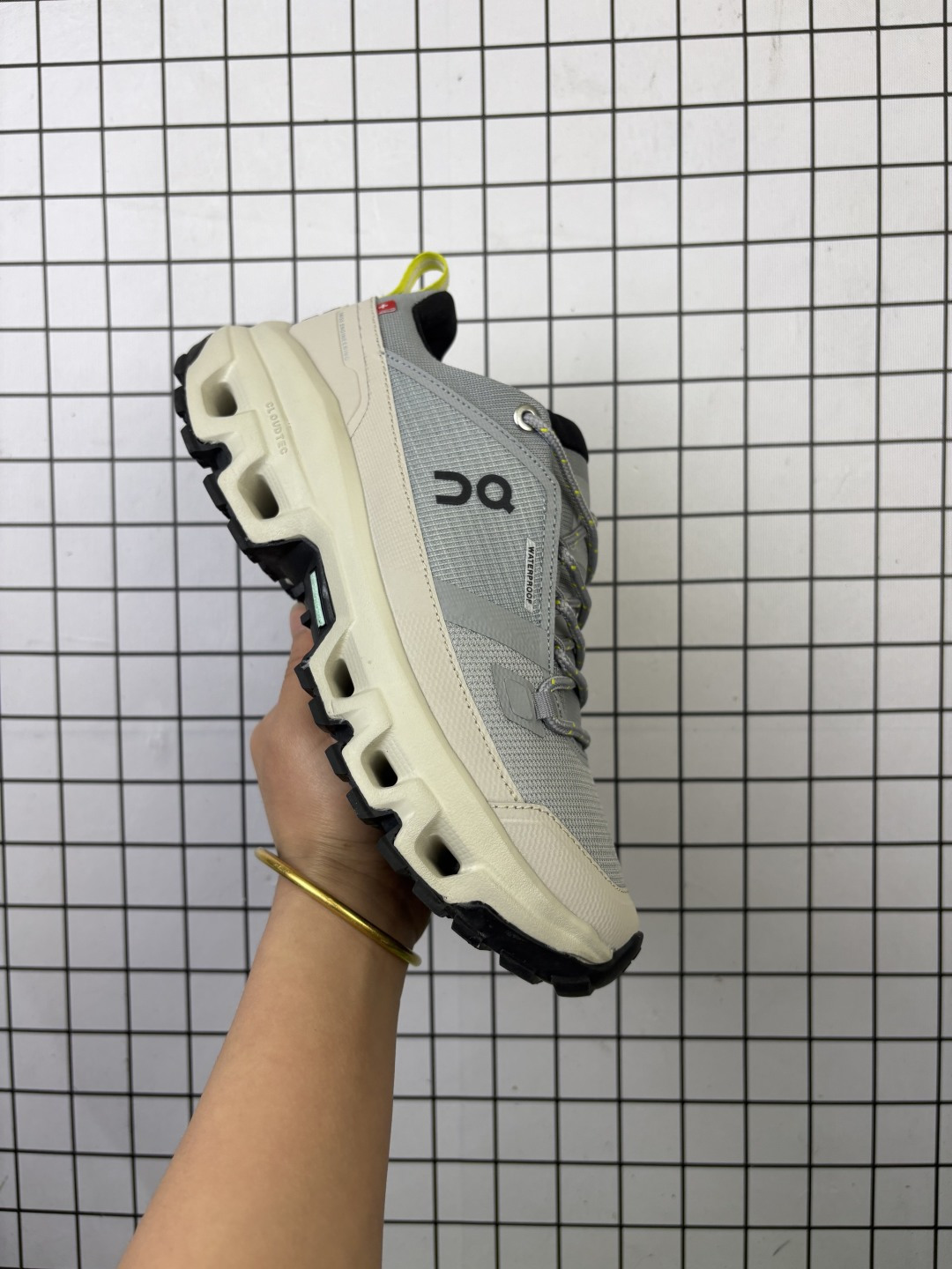 💰120
 ✅Cloudsurfer 全新综合体能训练运动鞋Cloud X 舒适乐趣跑，缓震、轻量
On昂跑上演中底“变形计” ，打破传统格局缔造柔软脚感。
On昂跑对于值友来说已经是个相对熟悉的品牌了，旗下的经典款Cloud X兼具稳健敏捷、功能多面，轻量脚感和灵活反馈等优点，是健身爱好者最喜欢的鞋履产品之一。2022年首发的超厚底怪兽跑鞋Cloudmonster，加载最大的Cloudtec模块，柔软的缓震和强力的回弹体验，也让他一战成名，进入大体重运动爱好者和与大众跑者的入门跑鞋心选名单。
货号：3MF10120074
尺码：36 37 38 39 40 41 42 43 44 45
编码698