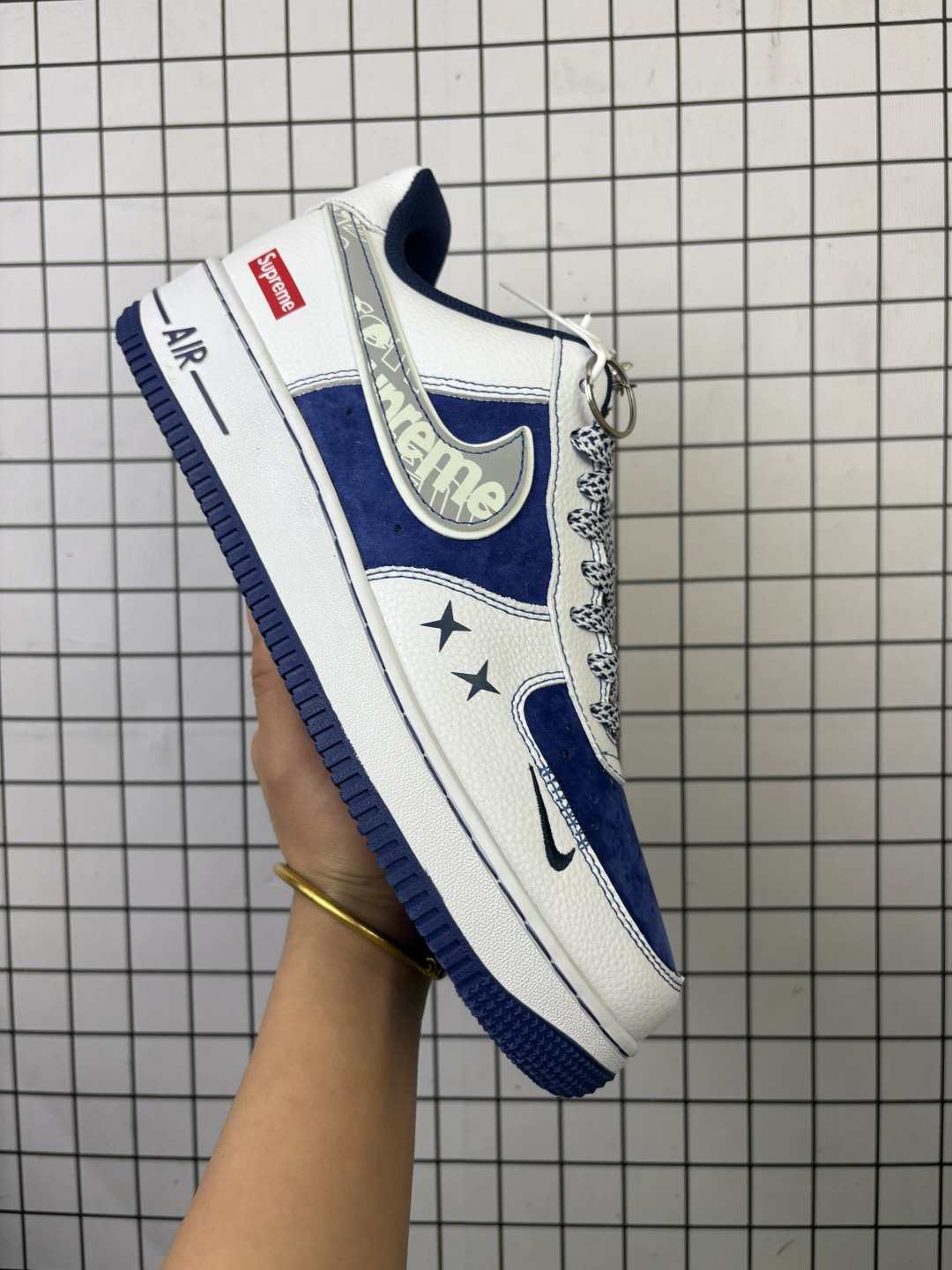 💰230
海外限量发售！公司级NIke Air Force 1 '07 Low “Supreme联名——灰勾蓝猪八”空军一号 低帮 运动鞋 休闲鞋 折边针车 工艺难度大 原楦头原纸板 原装鞋盒 定制五金配件 内置全掌气垫 原厂鞋底 
货号：XZ6188-187
Size：36 36.5 37.5 38 38.5 39 40 40.5 41 42 42.5 43 44 44.5 45