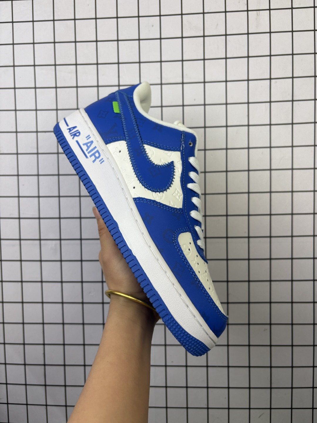 公司级✅Nike Air Force 1 x Louis Vuitton 耐克 空军一号 路易威登联名 潮流复古 低帮板鞋 路易威登与耐克品牌的首次联名合作 并在全球范围限量销售 自发售以来受到一定的关注 此款联名球鞋首次由耐克之外的制鞋工坊手工打造 两大品牌携手推出尽显本真魅力的高端球鞋 时尚借由魔力与创意升华为象征亚文化的艺术品 官方货号:241524-001 编码大Y