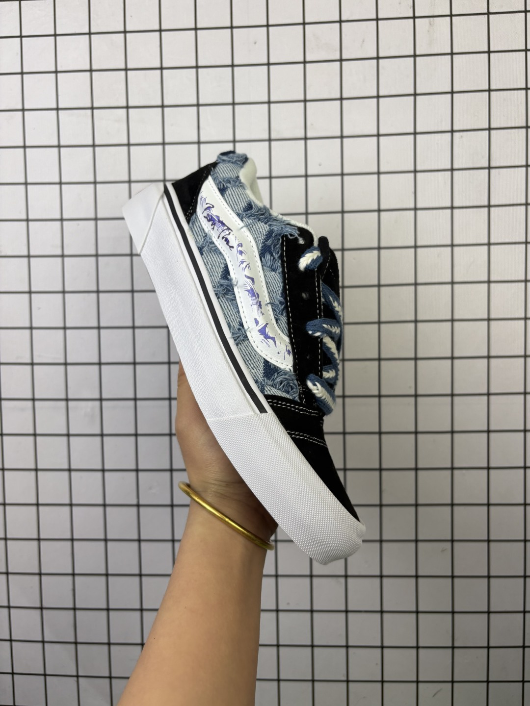 💰120
万斯Vans Classics Knu Skool 范斯官方 灰黑大棋盘格面包鞋 VN0009QCCJJ
Imran Potato与Vans联名超火的土豆鞋，复古经典，鞋头放大、包边上移加厚、鞋舌加厚。Vans Classics 经典支线土豆鞋 Knu Skool 是完美的平替版，是大众争相追捧的 “面包鞋”

码数：35～44
编码大Y