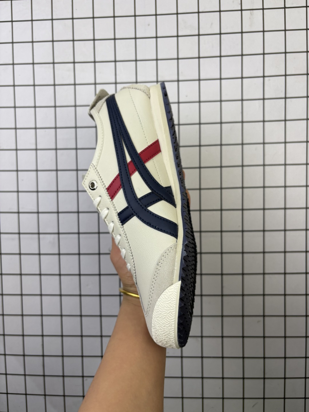 💰120 公司级✅Onitsuka Tiger NIPPON MADE 鬼冢虎手工鞋系列 最高版本MEXICO 66 DELUXE メキシコ 66 デラックス独家!同步官方,手工鞋新款三联吊牌!系带/免系带两用穿法!高密度双层组合中底板,根据楦头形状预定型,完美贴合脚弓!高弹性EVA成型鞋垫,支撑性能强,可以缓冲双足压力,减轻疲劳! 货号:1183A727-101 Size:36 37 37.5 38 39 39.5 40.5 41.5 42 42.5 43.5 44 45 编码大Y