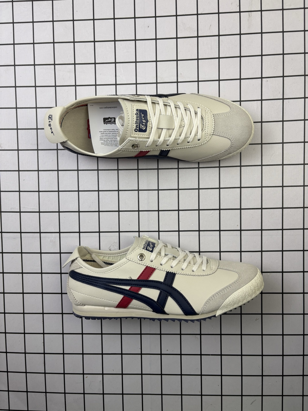 💰120 公司级✅Onitsuka Tiger NIPPON MADE 鬼冢虎手工鞋系列 最高版本MEXICO 66 DELUXE メキシコ 66 デラックス独家!同步官方,手工鞋新款三联吊牌!系带/免系带两用穿法!高密度双层组合中底板,根据楦头形状预定型,完美贴合脚弓!高弹性EVA成型鞋垫,支撑性能强,可以缓冲双足压力,减轻疲劳! 货号:1183A727-101 Size:36 37 37.5 38 39 39.5 40.5 41.5 42 42.5 43.5 44 45 编码大Y