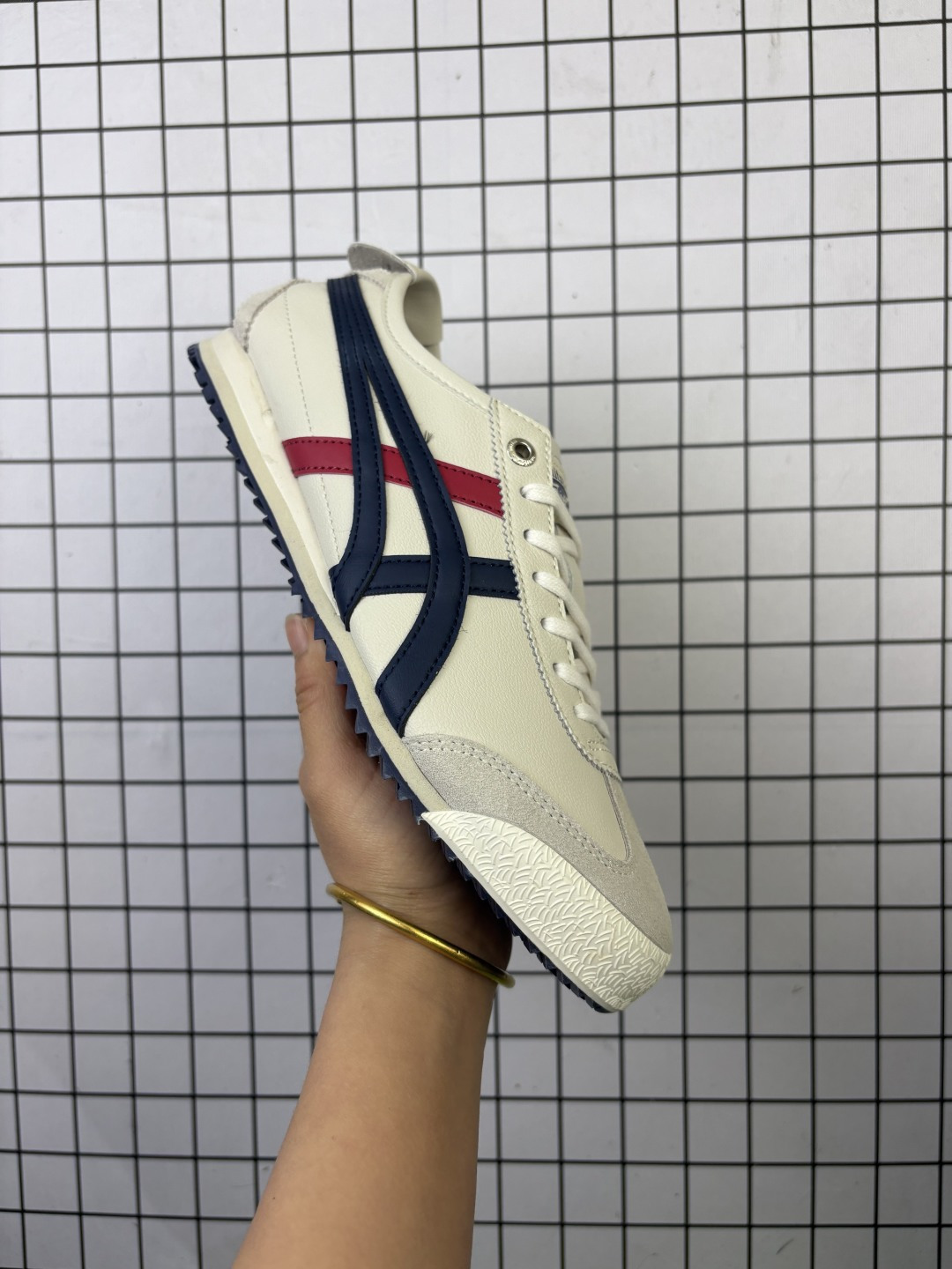 💰120 公司级✅Onitsuka Tiger NIPPON MADE 鬼冢虎手工鞋系列 最高版本MEXICO 66 DELUXE メキシコ 66 デラックス独家!同步官方,手工鞋新款三联吊牌!系带/免系带两用穿法!高密度双层组合中底板,根据楦头形状预定型,完美贴合脚弓!高弹性EVA成型鞋垫,支撑性能强,可以缓冲双足压力,减轻疲劳! 货号:1183A727-101 Size:36 37 37.5 38 39 39.5 40.5 41.5 42 42.5 43.5 44 45 编码大Y