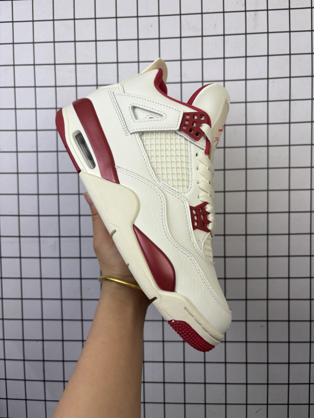 💰260
Nike Air Jordan 4 Retro 耐克迈克尔·乔丹AJ4代中帮复古休闲运动文化篮球鞋
原厂材料TPU超Q弹网格材质 缜密拉帮及中底钢印细节 组合开窗式气垫大底 升级原楦原档案数据开发纸版楦型 采用同源纳帕头层皮革鞋面材质 全新底模完美品相清洁度及喷漆效果
货号:HV0823-108  尺码：36-48.5半
编码757