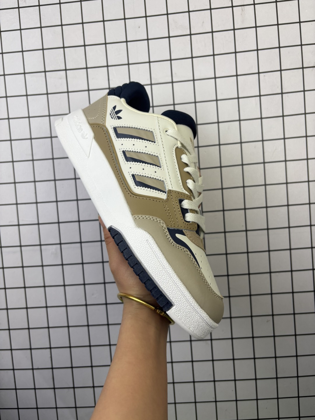 💰140
✅阿迪达斯 Adidas Torsion Response Tennis LO 响应CL系列老爹风复古透气缓震休闲运动慢跑鞋 白黑银海军蓝 
整双鞋采用大面积的白色色为主调 搭配白色的中底和鞋带 以及海军蓝色的三条扛 Logo 视觉效果十分耐看 后掌搭载的 pro-moderotor 科技和Formotion 科技保证了缓震性和舒适性
原楦开发版型
货号 GZ1131 
编码699
36-45