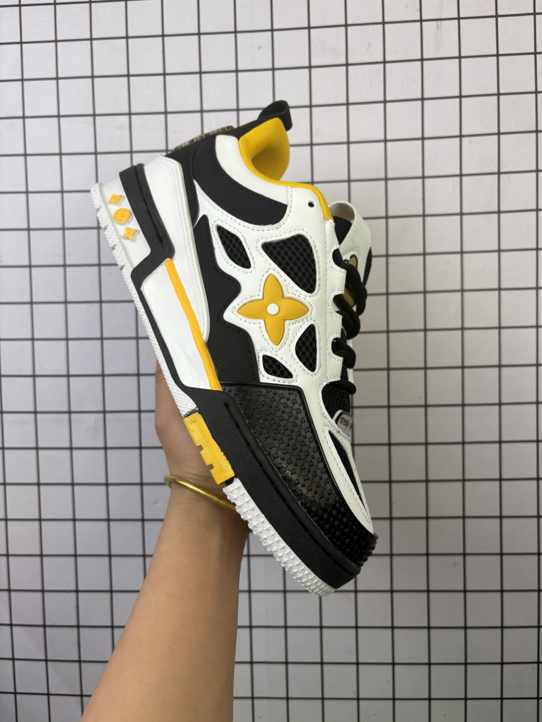 💰110
LV Skate Sneaker 路易威登 2025年新款运动板鞋 蛇年限定 春夏秀场初次亮相,此次以粒面牛皮革焕新呈现。加垫鞋领和鞋舌援引滑板鞋设计,科技鞋带和橡胶外底完善整体。粒面牛皮革拼接鞋面,橡胶外底,鞋舌和鞋底 后部饰有 LV 标识。
尺码:36-45
编码699