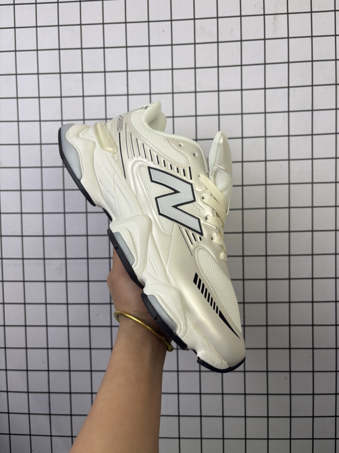 【公司级】NB 新百伦 New Balance NB9060小象蹄男女款9060舒适百搭老爹鞋.全新 9060 款式将经典风格与现代设计融合到日常多功能性中. 9060 重新诠释了源自经典 99X 型号的熟悉元素,其灵感来自于 Y2K 时代的未来主义和美学. 鞋面在990 的基础中进行了扩展和使用,以提供可见的运动感,中底采用 ABZORB 和 SBS 熟悉的缓震平台以提供舒适感. 类型:男女鞋 货号:U9060JDP 编码:小X