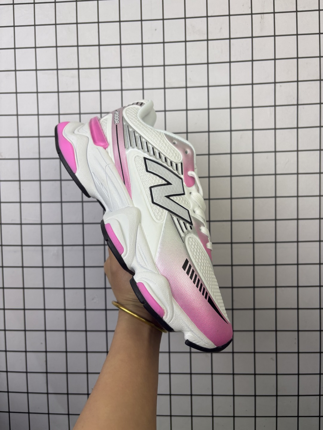 【公司级】NB 新百伦 New Balance NB9060小象蹄男女款9060舒适百搭老爹鞋.全新 9060 款式将经典风格与现代设计融合到日常多功能性中. 9060 重新诠释了源自经典 99X 型号的熟悉元素,其灵感来自于 Y2K 时代的未来主义和美学. 鞋面在990 的基础中进行了扩展和使用,以提供可见的运动感,中底采用 ABZORB 和 SBS 熟悉的缓震平台以提供舒适感. 类型:男女鞋 货号:U9060JDP 编码:小X