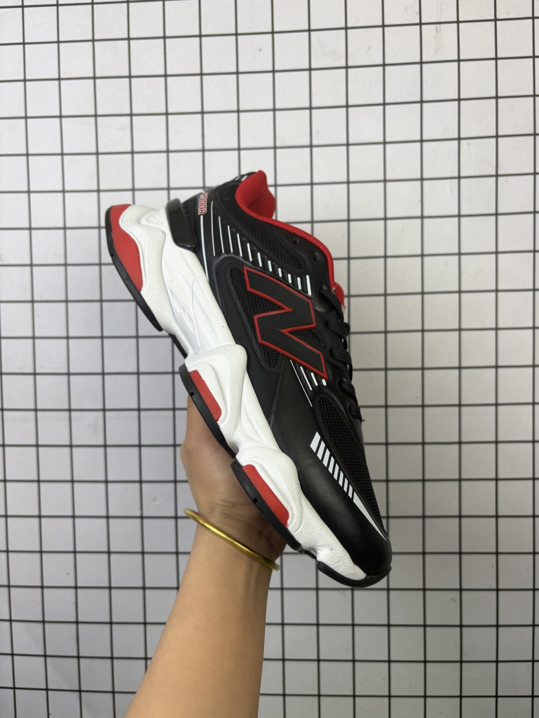 【公司级】NB 新百伦 New Balance NB9060小象蹄男女款9060舒适百搭老爹鞋.全新 9060 款式将经典风格与现代设计融合到日常多功能性中. 9060 重新诠释了源自经典 99X 型号的熟悉元素,其灵感来自于 Y2K 时代的未来主义和美学. 鞋面在990 的基础中进行了扩展和使用,以提供可见的运动感,中底采用 ABZORB 和 SBS 熟悉的缓震平台以提供舒适感. 类型:男女鞋 货号:U9060JDP 编码:小X