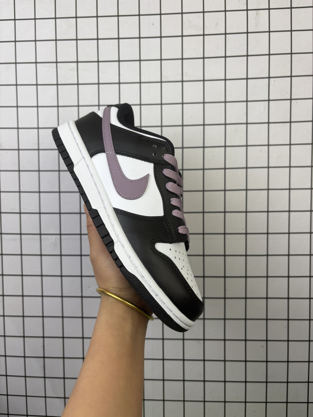 💰200 Nike Dunk Low 香芋浪漫 黑白紫 当街头风邂逅香芋紫的温柔,以经典黑白为画布,主调是宛如香芋牛奶般的灰紫色,侧身Swoosh如月光丝带,营造出细腻的渐变层次,自带高级滤镜。无论是搭配裙装的温柔,还是搭配牛仔裤的随性,它都能轻松驾驭,成为你日常穿搭的点睛之笔。 货号: DD1391-100 Size: 35.5 36 36.5 37.5 38 38.5 39 40 编码757