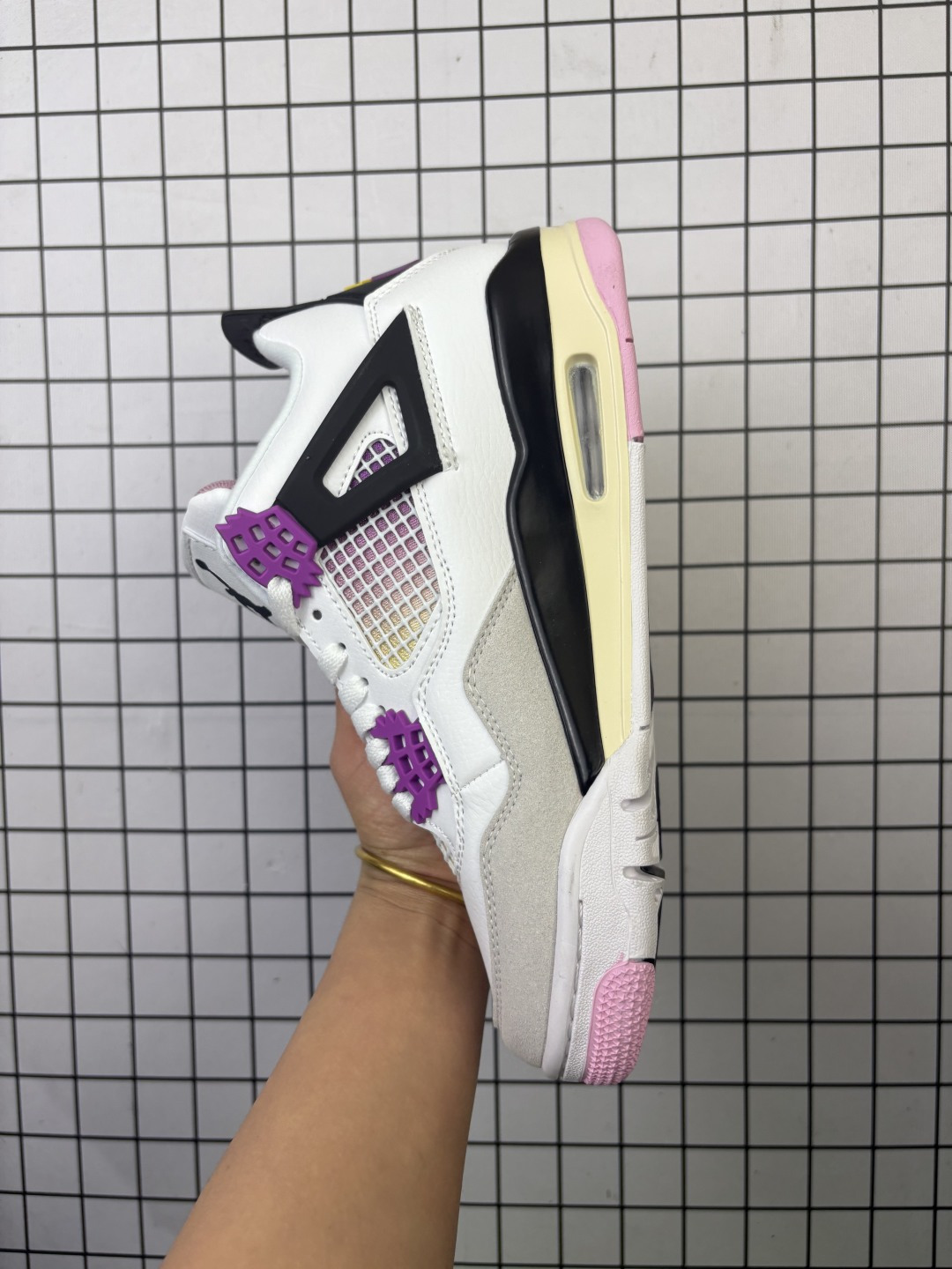 💰120
Nike Air Jordan 4 Retro 耐克迈克尔·乔丹AJ4代中帮复古休闲运动文化篮球鞋
货号:IO2362 100

码数：36 37.5 38 39 40 41 42 43 44 45 46 47.5
编码554