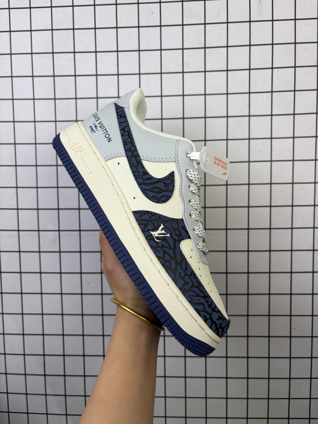 Nike/耐克 男女鞋真标半码制,原楦开发版型,采用硬质牛剖革组合猪巴革鞋面材质,外置厚实耐磨橡胶大底❗创意定制配色,法国顶级高奢品牌·路易威登Louis Vuitton x Nike Air Force 1 07 LV8 Low"Gloomy Bear/LV Monogram"空军一号经典百搭休闲运动板鞋“ JJ2508-703 类型:男女鞋 编码青H