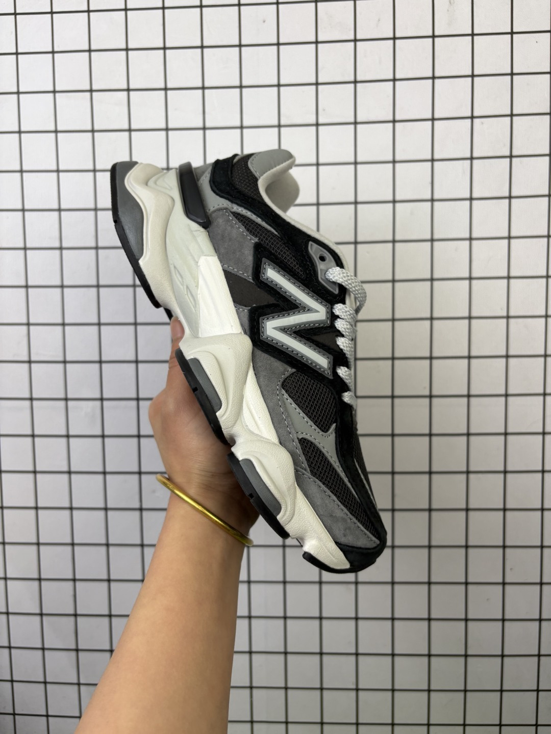 💰180
公司级✅New Balance 9060系列 新百伦 复古休闲运动慢跑鞋
鞋面大身由空间双格及磨砂鞋面拼接而生
采用大面积网眼以及麂皮材质覆盖鞋身 还原经典气质 搭载ABZORB避震科技 由泡沫聚酯制成 上脚可以有效减少由鞋底反弹对身体及双腿的冲击力
货号:U9060JBD
Size:36 37 37.5 38 38.5 39.5 40 40.5 41.5 42 42.5 43 44 45
编码688