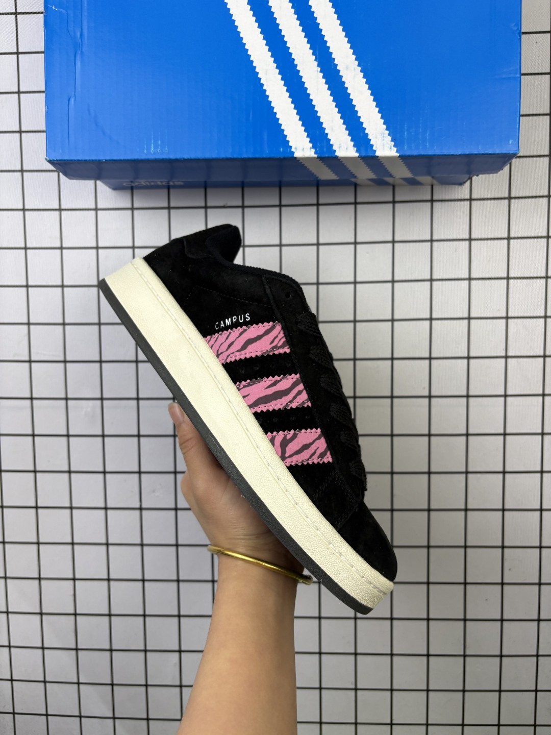 🈴💰95
阿迪达斯 Adidas Originals Campus 00s 学院系列 面包风 经典复古低帮百搭休闲运动板鞋
货号：H03472 
尺码：36-45半
编码230