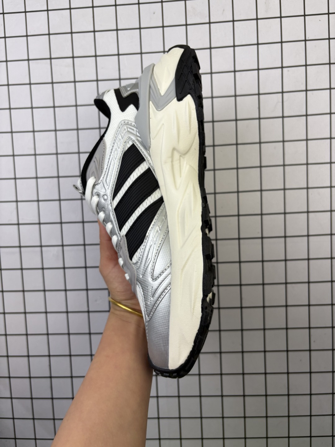 公司级✅Adidas XLG STORM EDGE 阿迪达斯 舒适 防滑 老爹鞋 鞋面由轻薄透气的网布制成 提供卓越的空气流通性能 中底使用品牌独有的Bounce缓震技术 帮助减少地面对关节的冲击力 提升整体的舒适性 鞋子的设计风格简约大气 同时兼顾功能性和美感 适用于各种场景 货号:JS0059 编码103