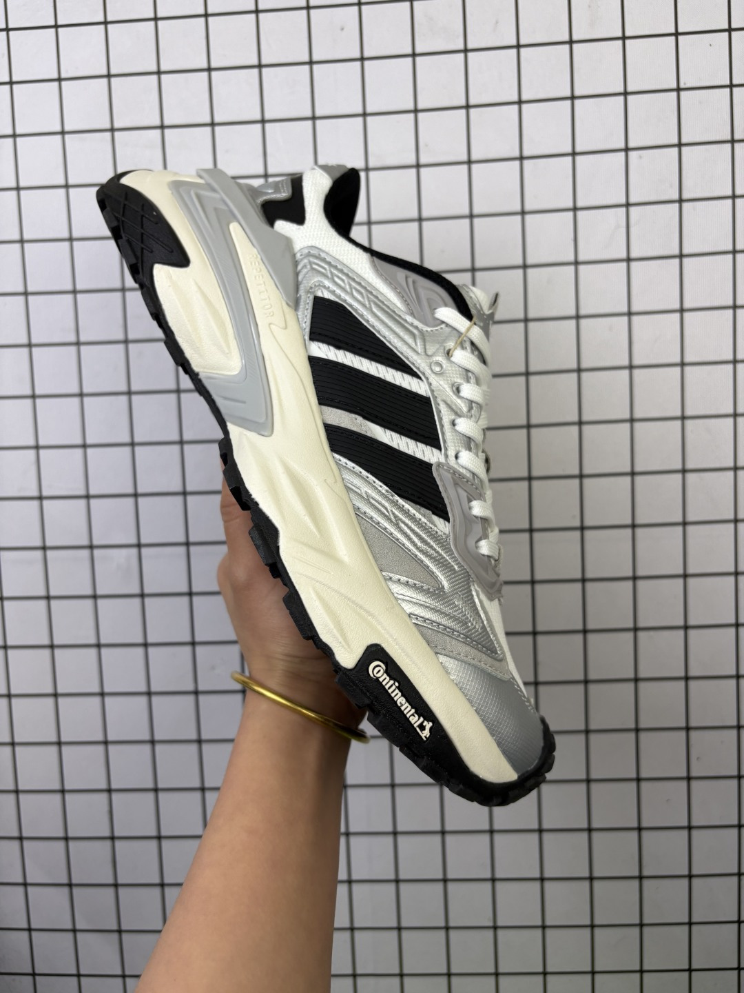 公司级✅Adidas XLG STORM EDGE 阿迪达斯 舒适 防滑 老爹鞋 鞋面由轻薄透气的网布制成 提供卓越的空气流通性能 中底使用品牌独有的Bounce缓震技术 帮助减少地面对关节的冲击力 提升整体的舒适性 鞋子的设计风格简约大气 同时兼顾功能性和美感 适用于各种场景 货号:JS0059 编码103