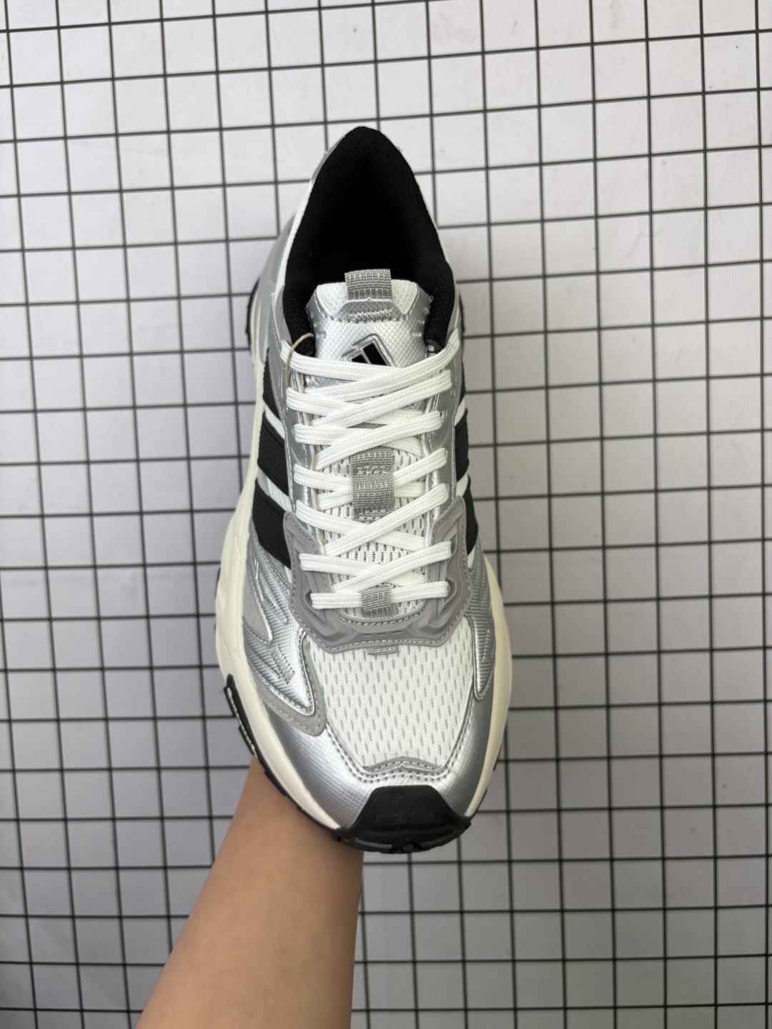 公司级✅Adidas XLG STORM EDGE 阿迪达斯 舒适 防滑 老爹鞋 鞋面由轻薄透气的网布制成 提供卓越的空气流通性能 中底使用品牌独有的Bounce缓震技术 帮助减少地面对关节的冲击力 提升整体的舒适性 鞋子的设计风格简约大气 同时兼顾功能性和美感 适用于各种场景 货号:JS0059 编码103