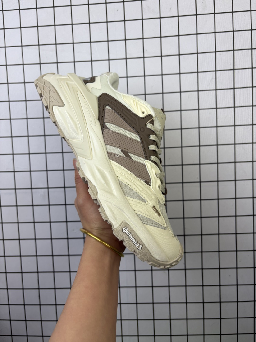 公司级✅Adidas XLG STORM EDGE 阿迪达斯 舒适 防滑 老爹鞋 鞋面由轻薄透气的网布制成 提供卓越的空气流通性能 中底使用品牌独有的Bounce缓震技术 帮助减少地面对关节的冲击力 提升整体的舒适性 鞋子的设计风格简约大气 同时兼顾功能性和美感 适用于各种场景 货号:JS0059 编码103
