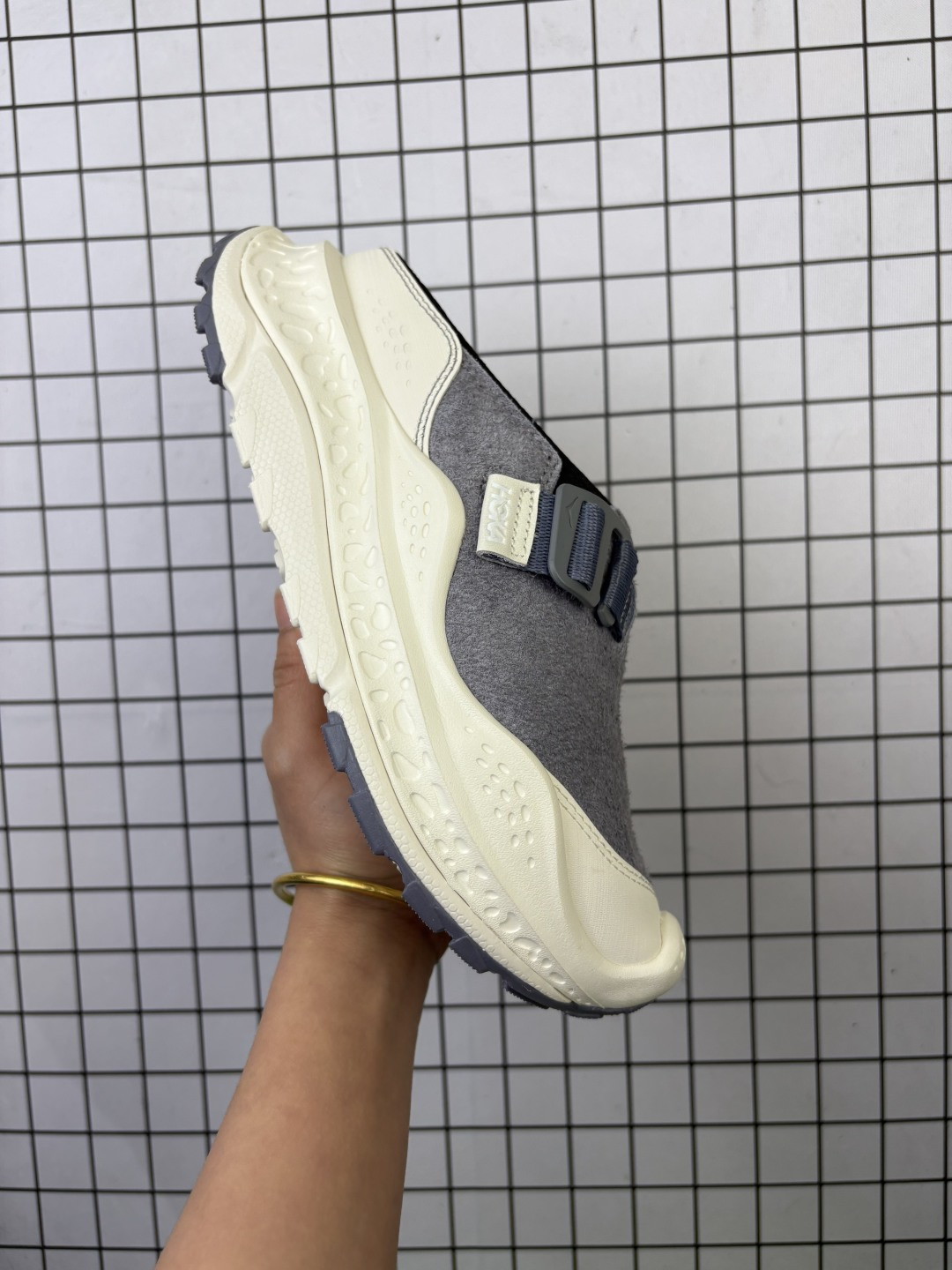 💰180
【公司级】HOKA ONE ONE Ora Primo 一脚蹬男女厚底运动休闲舒缓鞋 包头凉拖鞋 秋冬款hoka Ora Primo粗鞋带加棉厚底时尚舒适运动拖鞋
尺码:37-47半
编码698