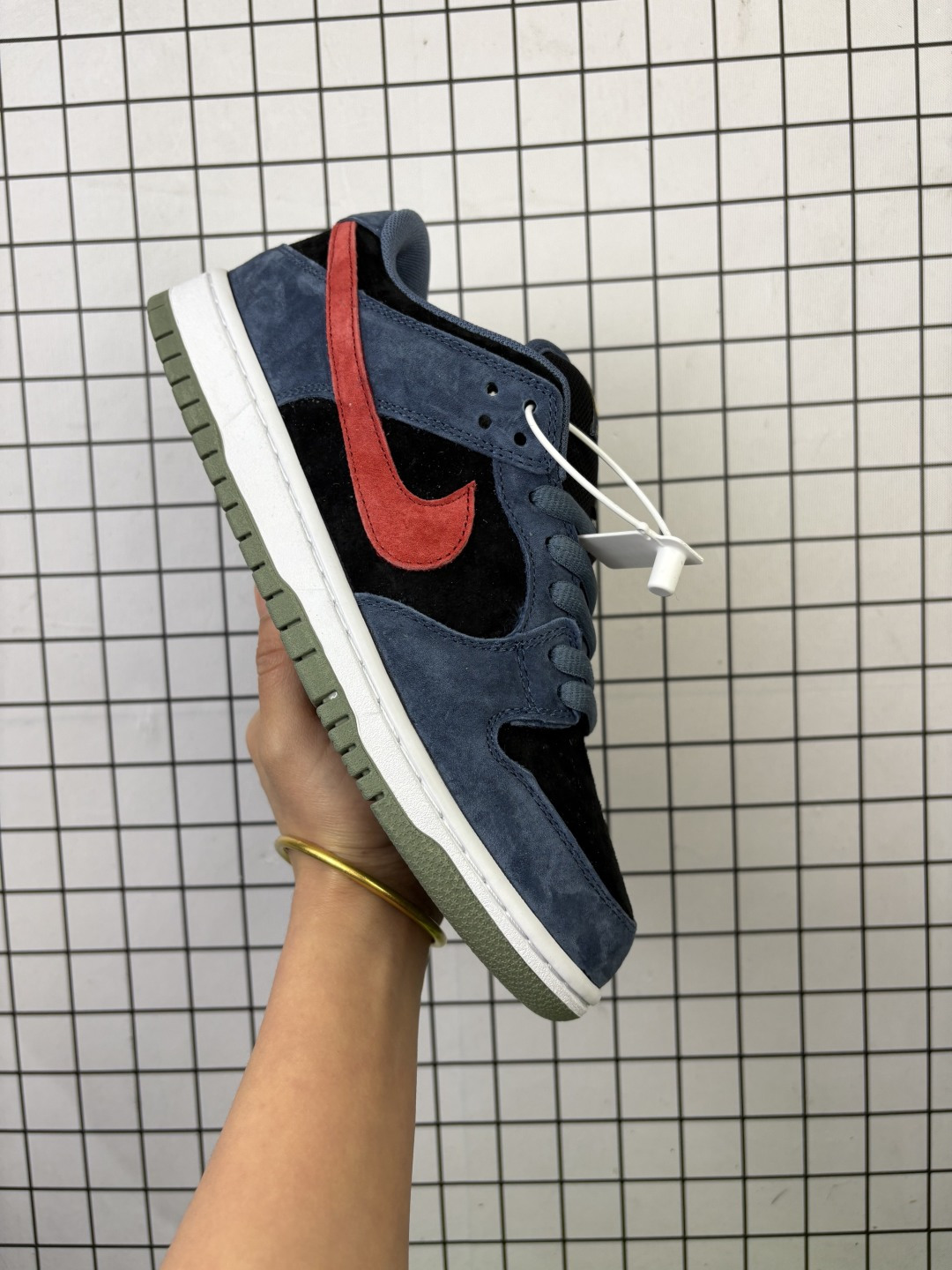 💰110
NIKE DUNK SB LOW 全新配色 
定制Dunk SB顾名思义，具有经典的Dunk血缘，又注入了更多的时尚元素。相较于普通的Dunk滑板鞋，改良版的Dunk SB加厚了鞋舌的填充，使舒适性大大提升，同时也更方便穿脱；中底部分则加入了脚感柔软舒适Zoom Air气垫，有效吸收滑板等极限运动在落地时带来的冲击力，为街头运动者们提供更好的保护  
货号：HF3063 002
编码:707
Size:36～45