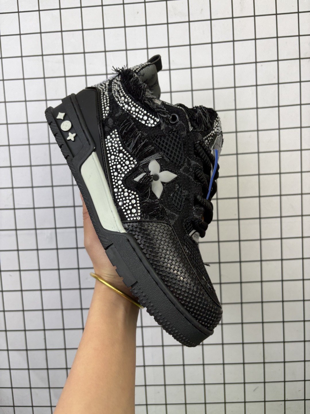 💰200
 路易威登 STELLAR SNEAKER 路易威登最新LV复古老爹鞋 杨幂  关晓彤  官方等多明星网红同款 快手抖音等多平台热推 LOUIS VUITTION 广东原产进口皮革 超软皮内里+鞋垫专柜最新款 网面搭配皮革材质 潮流市场 新鲜百搭 



码数：36 37 38 39 40 41 42 43 44 45 46
编码788