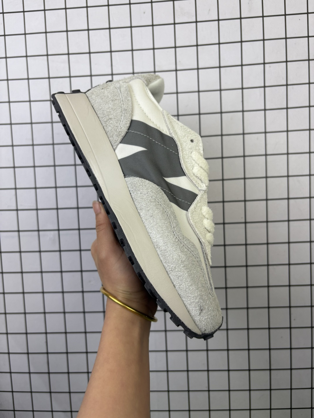 💰95 ✅New Balance MS327 复古休闲运动慢跑鞋 以更纯粹的复古风格设计打造的全新造型 侧身还以解构设计 将 N 字标志以做旧压花样式呈现 官方货号:WS327KB 尺码:36 37 37.5 38 38.5 39.5 40 40.5 41.5 42 42.5 43 44 45 编码698