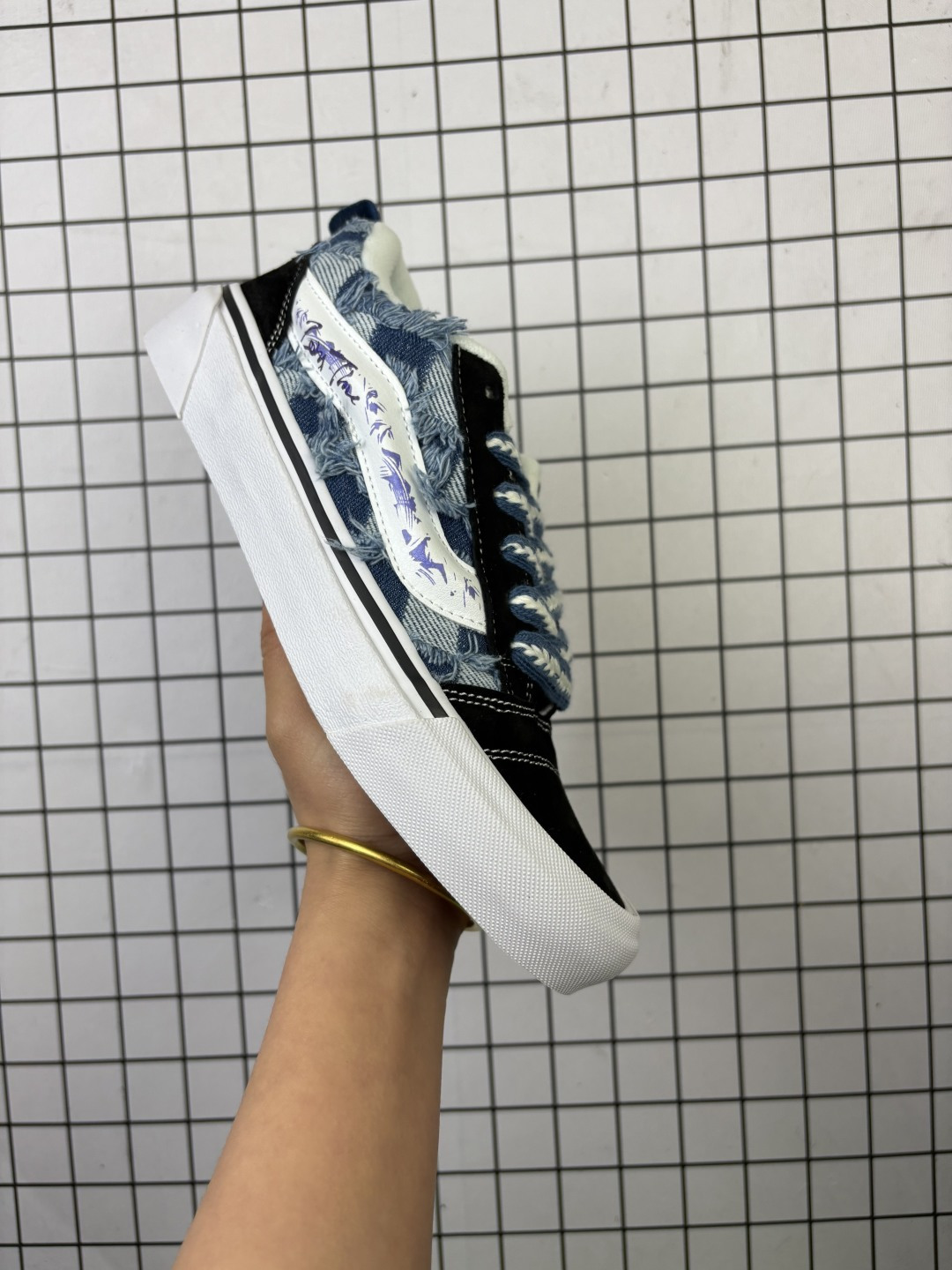 💰110
万斯 Vans Knu Skool 万花弄 格韵复古 时尚 潮流  经典  贴布 个性 百搭 耐磨 低帮 板鞋 男女同款 
货号:黑白流苏定制款
尺码：35 36  36.5 37 38 38.5 39 40 40.5 41 42 42.5 43 44
编码648