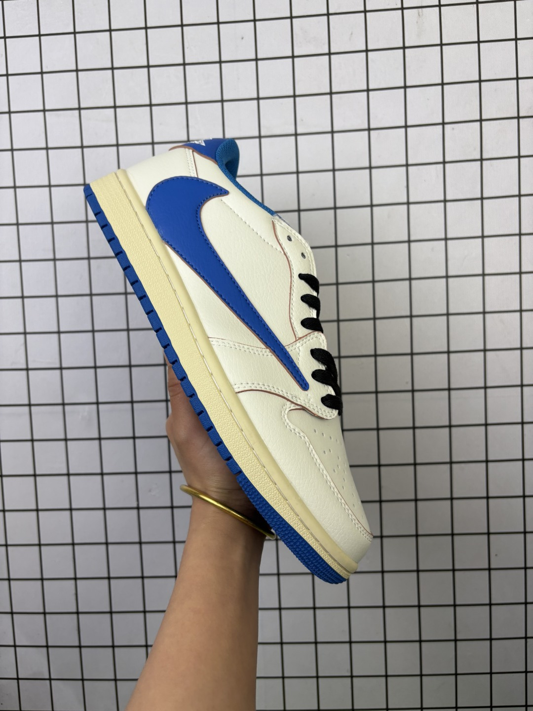 💰90
【真标】耐克/Nike Air Jordan 1 Low OG SP"Military Blue"AJ1乔1倒勾 2025年新款 低帮篮球鞋 AJ1 乔丹1代 aj1 乔1 反向脚趾复古运动鞋。潮鞋推荐好看不贵 我家鞋子质量超好 爆款 乔丹代经典低帮化文百搭休闲动运篮球鞋“TS藤浩原联名闪电倒钩”采用软纳质帕头层皮革面鞋材质,中注底胶孔及缜密中拉底帮工艺,内置垫气及耐磨橡胶大底。亮点之处在于鞋侧的倒置 Swoosh。错版灵感来源于洛杉矶球鞋店铺收到一双特别的错版勾子倒过来,研发出反向勾的设计。
货号:DM7866
码数:36-45含半码
编码: 头H