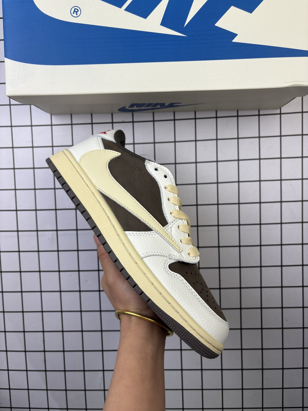 🈴💰90
【真标】耐克/Nike Air Jordan 1 Low OG SP"Military Blue"AJ1乔1倒勾 2025年新款 低帮篮球鞋 AJ1 乔丹1代 aj1 乔1 反向脚趾复古运动鞋。潮鞋推荐好看不贵 我家鞋子质量超好 爆款 乔丹代经典低帮化文百搭休闲动运篮球鞋“TS藤浩原联名闪电倒钩”采用软纳质帕头层皮革面鞋材质,中注底胶孔及缜密中拉底帮工艺,内置垫气及耐磨橡胶大底。亮点之处在于鞋侧的倒置 Swoosh。错版灵感来源于洛杉矶球鞋店铺收到一双特别的错版勾子倒过来,研发出反向勾的设计。
货号:DM7866
码数:36-45含半码
编码: 头H