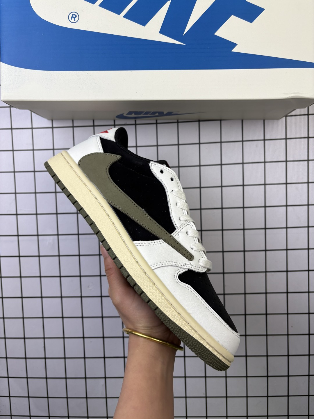 🈴💰90
【真标】耐克/Nike Air Jordan 1 Low OG SP"Military Blue"AJ1乔1倒勾 2025年新款 低帮篮球鞋 AJ1 乔丹1代 aj1 乔1 反向脚趾复古运动鞋。潮鞋推荐好看不贵 我家鞋子质量超好 爆款 乔丹代经典低帮化文百搭休闲动运篮球鞋“TS藤浩原联名闪电倒钩”采用软纳质帕头层皮革面鞋材质,中注底胶孔及缜密中拉底帮工艺,内置垫气及耐磨橡胶大底。亮点之处在于鞋侧的倒置 Swoosh。错版灵感来源于洛杉矶球鞋店铺收到一双特别的错版勾子倒过来,研发出反向勾的设计。
货号:DM7866
码数:36-45含半码
编码: 头H