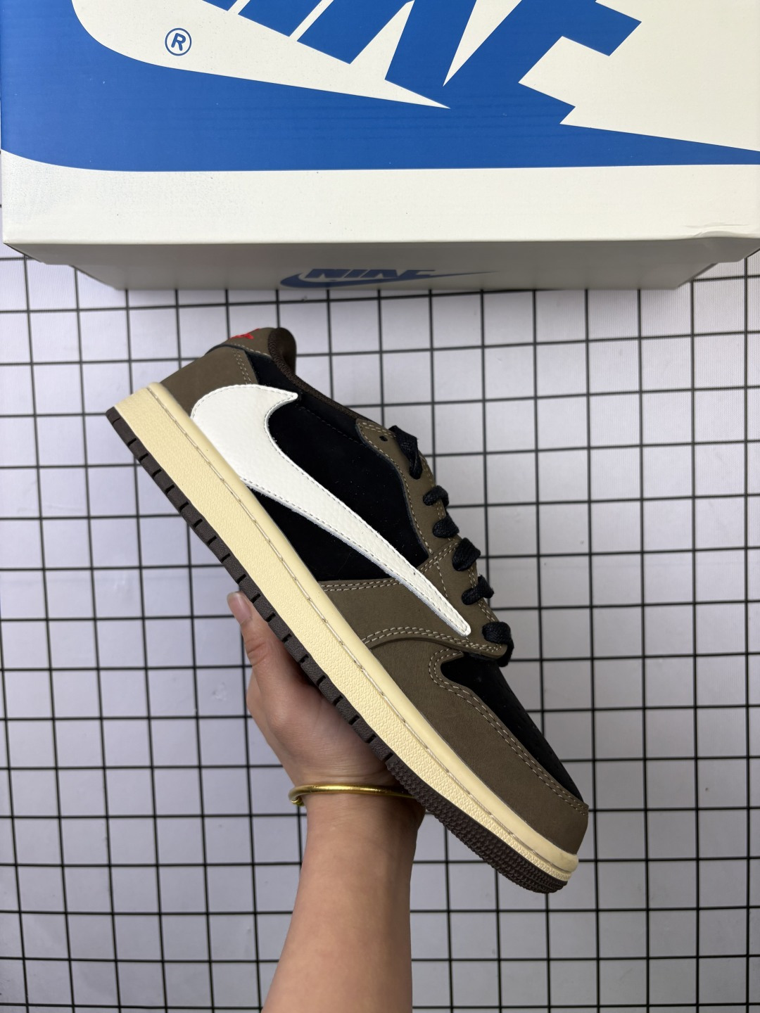 🈴💰90
【真标】耐克/Nike Air Jordan 1 Low OG SP"Military Blue"AJ1乔1倒勾 2025年新款 低帮篮球鞋 AJ1 乔丹1代 aj1 乔1 反向脚趾复古运动鞋。潮鞋推荐好看不贵 我家鞋子质量超好 爆款 乔丹代经典低帮化文百搭休闲动运篮球鞋“TS藤浩原联名闪电倒钩”采用软纳质帕头层皮革面鞋材质,中注底胶孔及缜密中拉底帮工艺,内置垫气及耐磨橡胶大底。亮点之处在于鞋侧的倒置 Swoosh。错版灵感来源于洛杉矶球鞋店铺收到一双特别的错版勾子倒过来,研发出反向勾的设计。
货号:DM7866
码数:36-45含半码
编码: 头H