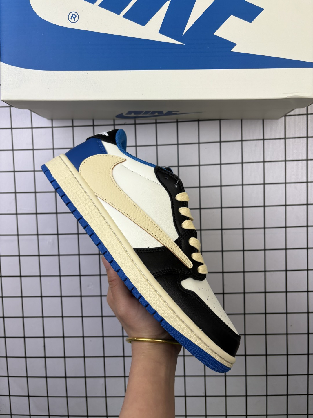 🈴💰90
【真标】耐克/Nike Air Jordan 1 Low OG SP"Military Blue"AJ1乔1倒勾 2025年新款 低帮篮球鞋 AJ1 乔丹1代 aj1 乔1 反向脚趾复古运动鞋。潮鞋推荐好看不贵 我家鞋子质量超好 爆款 乔丹代经典低帮化文百搭休闲动运篮球鞋“TS藤浩原联名闪电倒钩”采用软纳质帕头层皮革面鞋材质,中注底胶孔及缜密中拉底帮工艺,内置垫气及耐磨橡胶大底。亮点之处在于鞋侧的倒置 Swoosh。错版灵感来源于洛杉矶球鞋店铺收到一双特别的错版勾子倒过来,研发出反向勾的设计。
货号:DM7866
码数:36-45含半码
编码: 头H