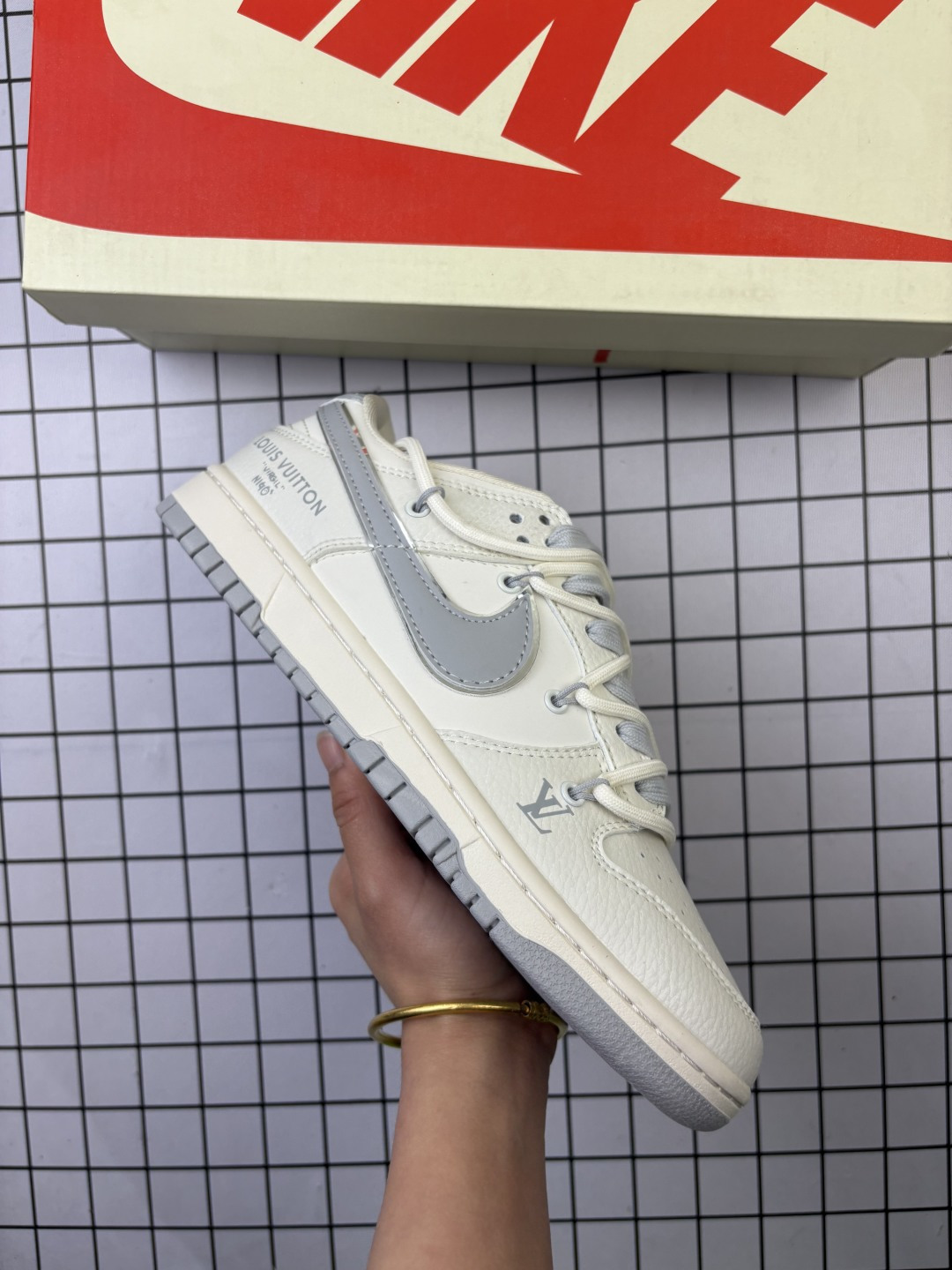 🈴💰150
海外爆款限量发售！公司级 Nike SB Dunk Low“Sup系列——绑带米白灰勾” 周年高端定制 低帮休闲板鞋 定制鞋盒 大厂纯原品质出货 超高清洁度 皮料切割干净无任何毛边 细节完美 
货号：DM6868-091
Size:36 36.5 37.5 38 36.5 39 40 40.5 41 42 42.5 43 44 44.5 45
编码577