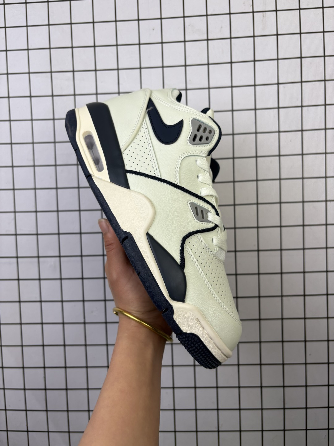 💰150
NK Air Flight 89 男子运动鞋 AJ4兄弟款系列篮球鞋 重塑80年代后期非凡篮球战靴的经典风范,利落皮革结构搭载卓越缓震系统 重现传世经典的卓越性能 取用皮革与合成材质组合鞋面 简约利落潮流运动
货号:FQ8256 001
Size:36~45
编码771