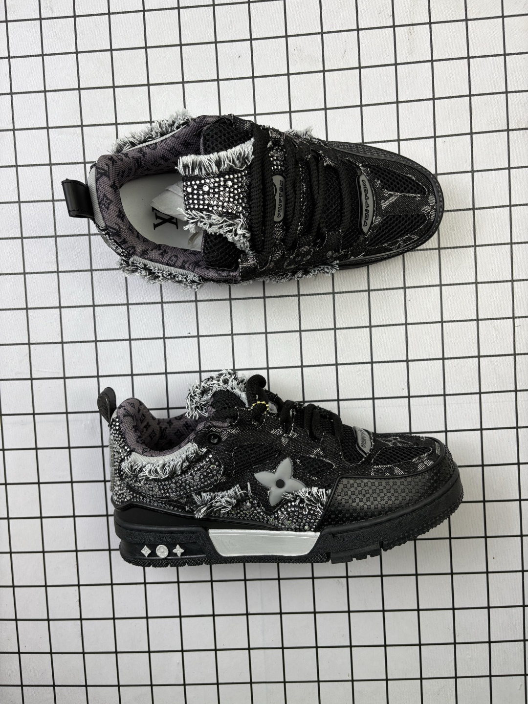 💰140
Louis Vuitton/路易威登 男鞋配置厚实抽屉礼品鞋盒，采用荔枝纹纤维革组合粒面牛剖革鞋面材质，鞋垫嵌入软脚感EVA物料，外置TPR光泽隔色鞋底❗法国巴黎百年奢侈品牌LV路易威登Louis Vuitton Trainer Sneaker Low 运动系列低帮复古百搭休闲运动文化篮球板鞋“ 

类型：男女鞋
码数36-45
编码：小X