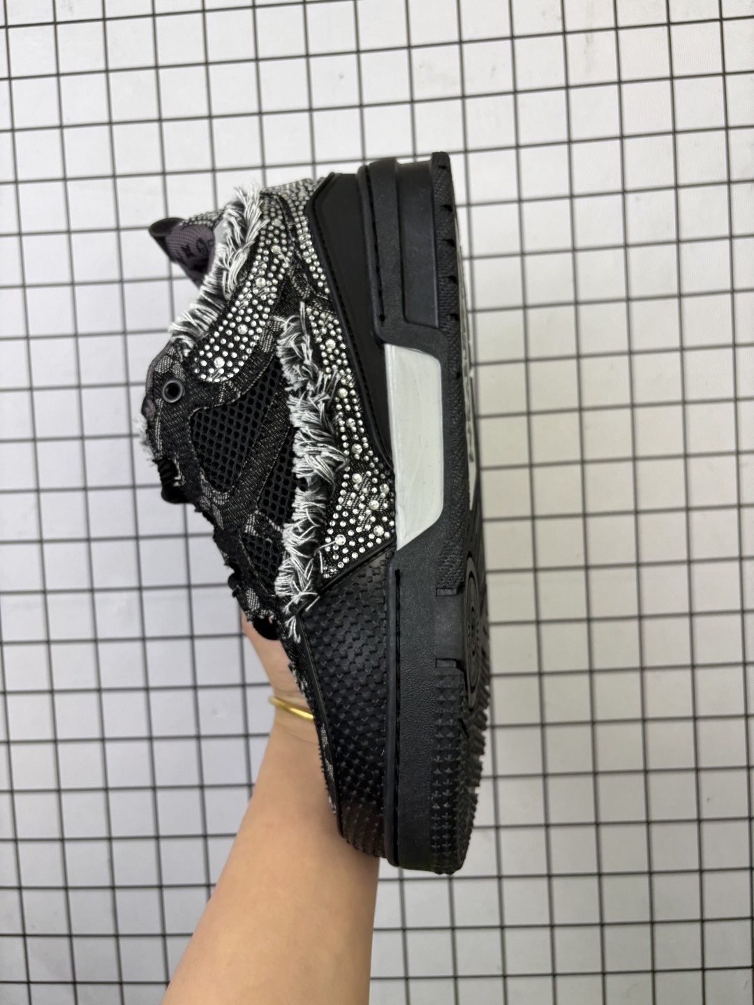 💰140
Louis Vuitton/路易威登 男鞋配置厚实抽屉礼品鞋盒，采用荔枝纹纤维革组合粒面牛剖革鞋面材质，鞋垫嵌入软脚感EVA物料，外置TPR光泽隔色鞋底❗法国巴黎百年奢侈品牌LV路易威登Louis Vuitton Trainer Sneaker Low 运动系列低帮复古百搭休闲运动文化篮球板鞋“ 

类型：男女鞋
码数36-45
编码：小X