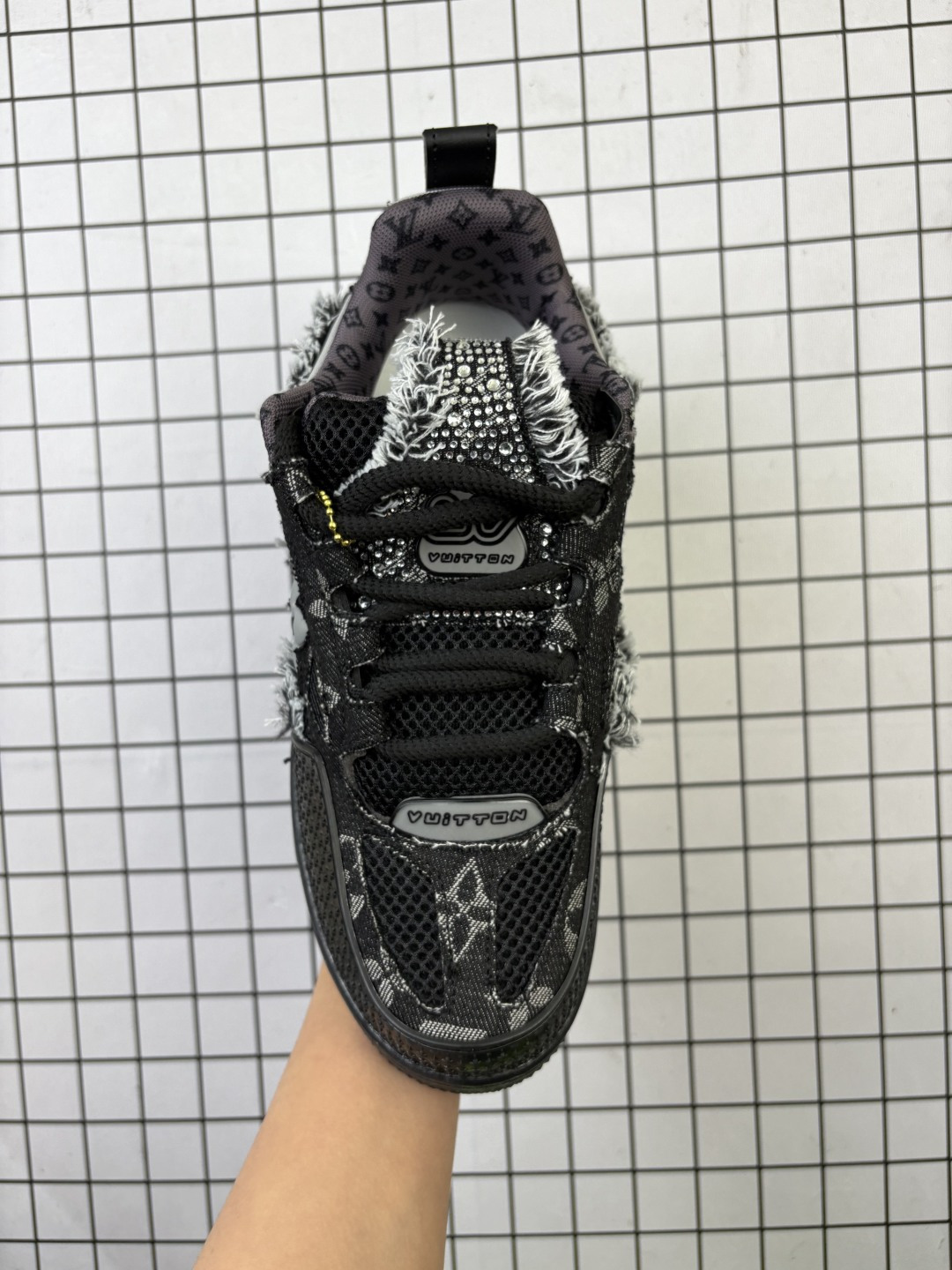 💰140
Louis Vuitton/路易威登 男鞋配置厚实抽屉礼品鞋盒，采用荔枝纹纤维革组合粒面牛剖革鞋面材质，鞋垫嵌入软脚感EVA物料，外置TPR光泽隔色鞋底❗法国巴黎百年奢侈品牌LV路易威登Louis Vuitton Trainer Sneaker Low 运动系列低帮复古百搭休闲运动文化篮球板鞋“ 

类型：男女鞋
码数36-45
编码：小X